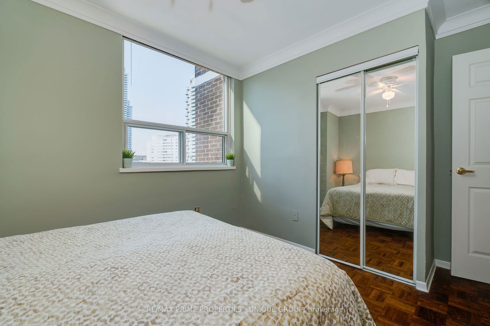 30 Gloucester St, unit 1802 for sale