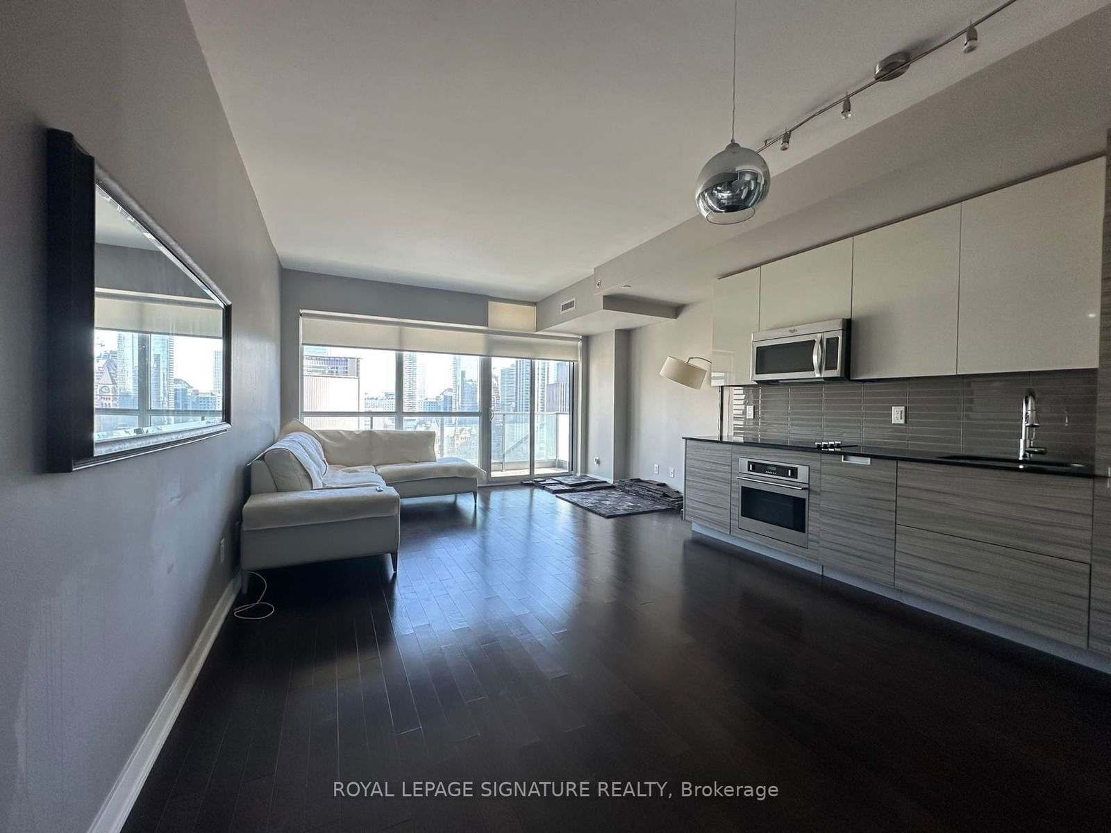 210 Simcoe St, unit 2006 for rent