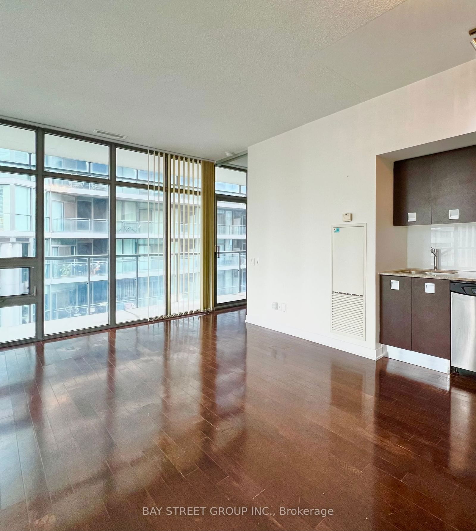 33 Charles St E, unit 1811 for rent