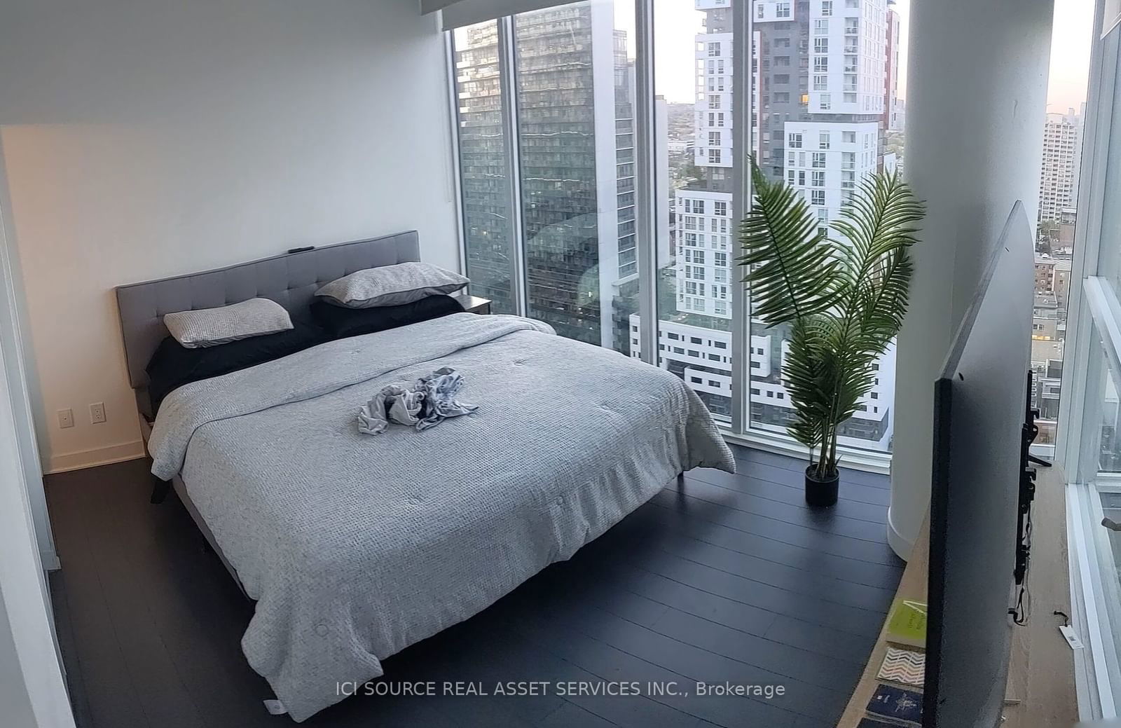 290 Adelaide St W, unit 2305 for rent