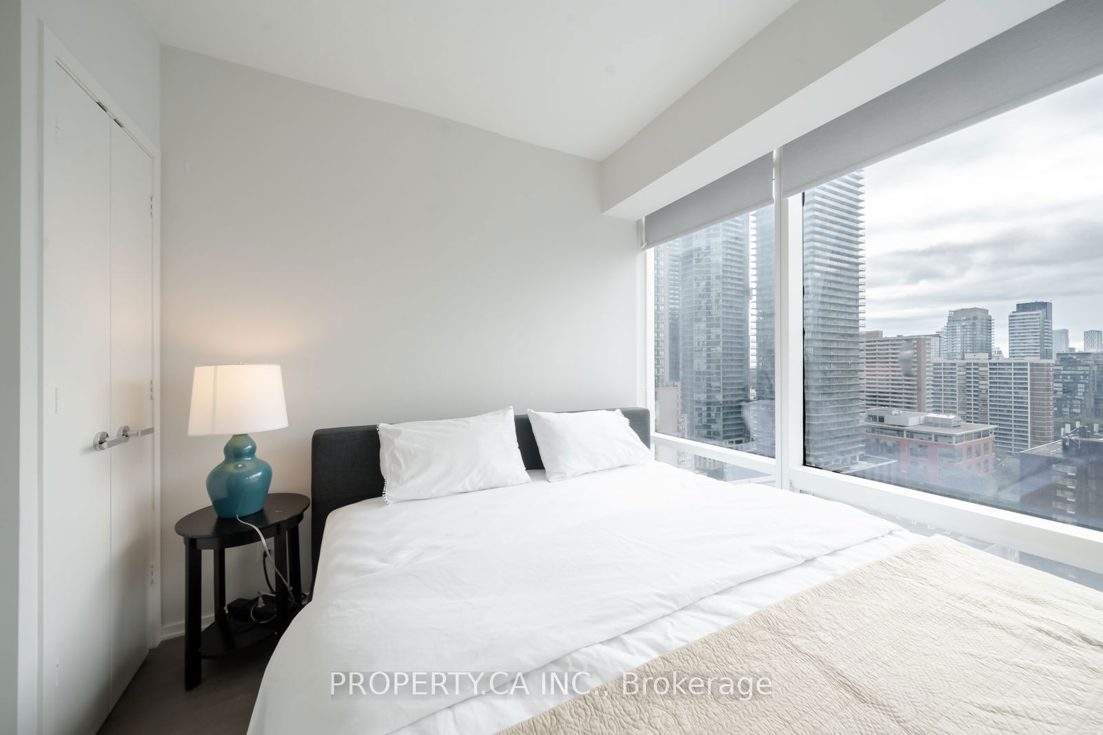 1 Bloor St E, unit 1407 for rent