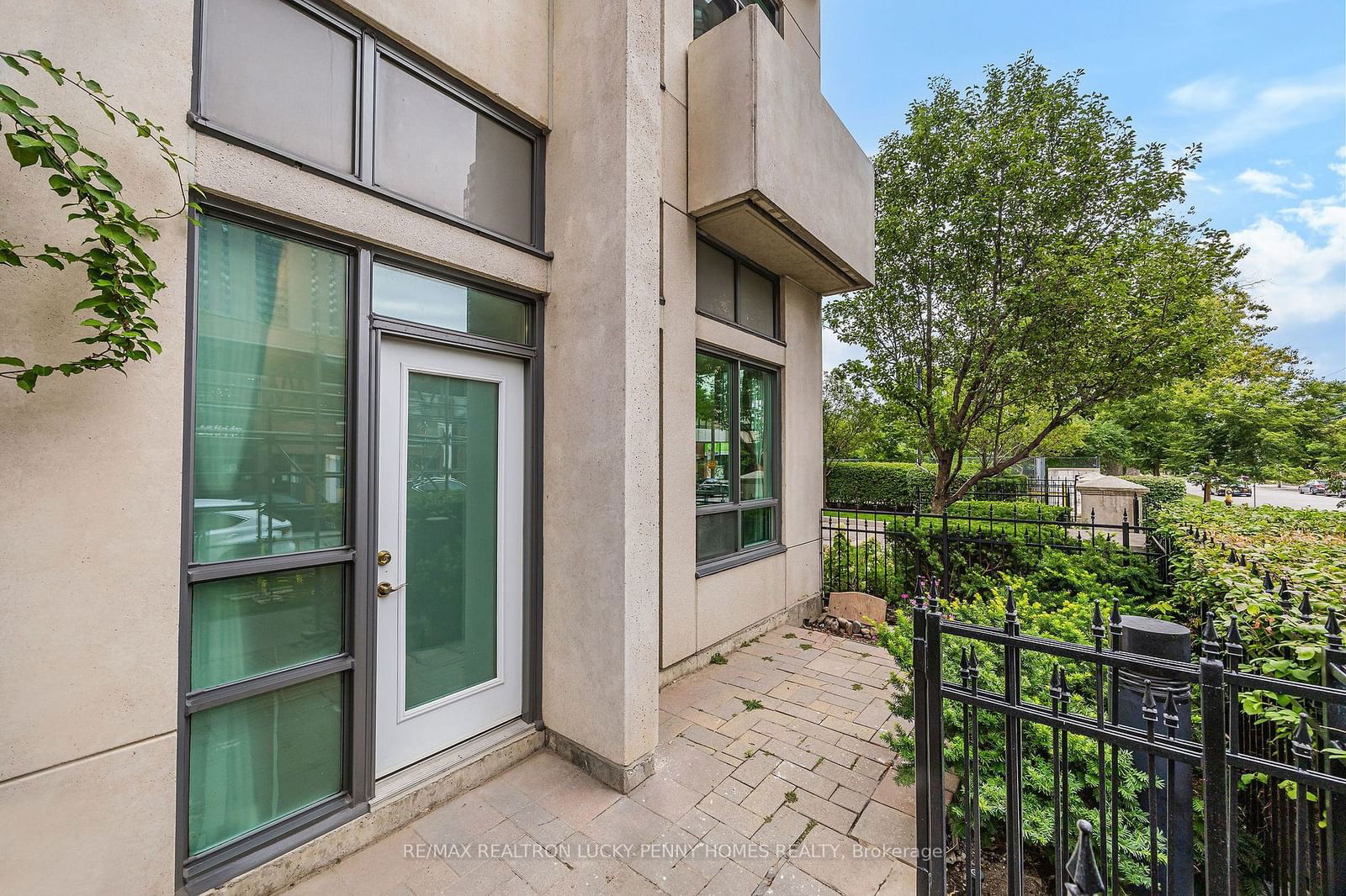 18 Spring Garden Ave, unit 106 for sale