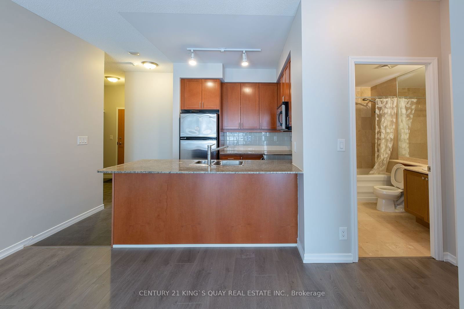 736 Spadina Ave, unit 301 for rent