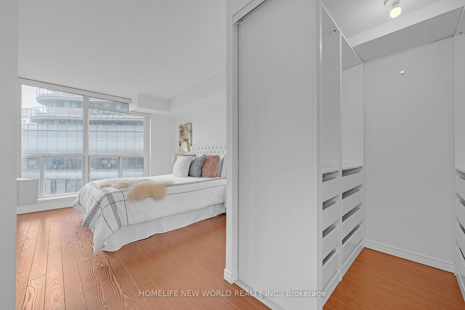 24 Wellesley St W, unit 512 for sale