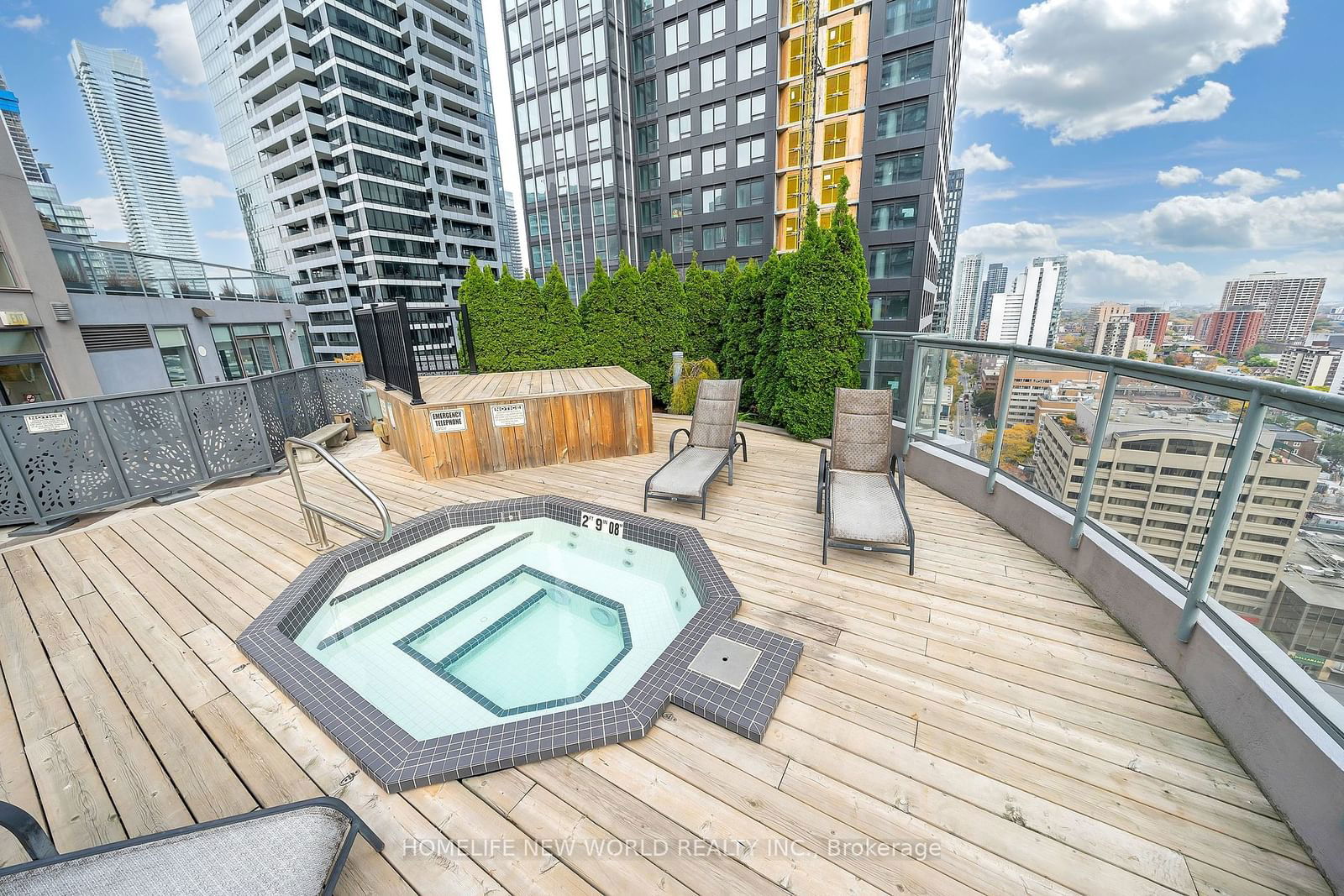 24 Wellesley St W, unit 512 for sale