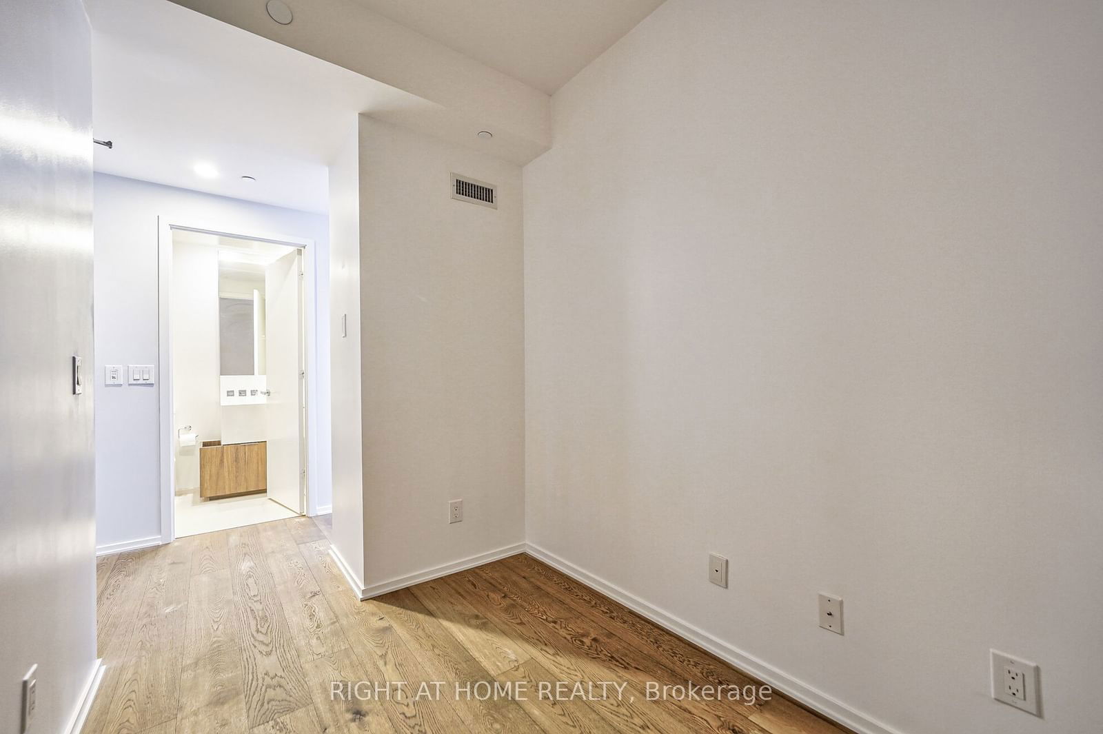 1 Bloor St E, unit 4707 for sale