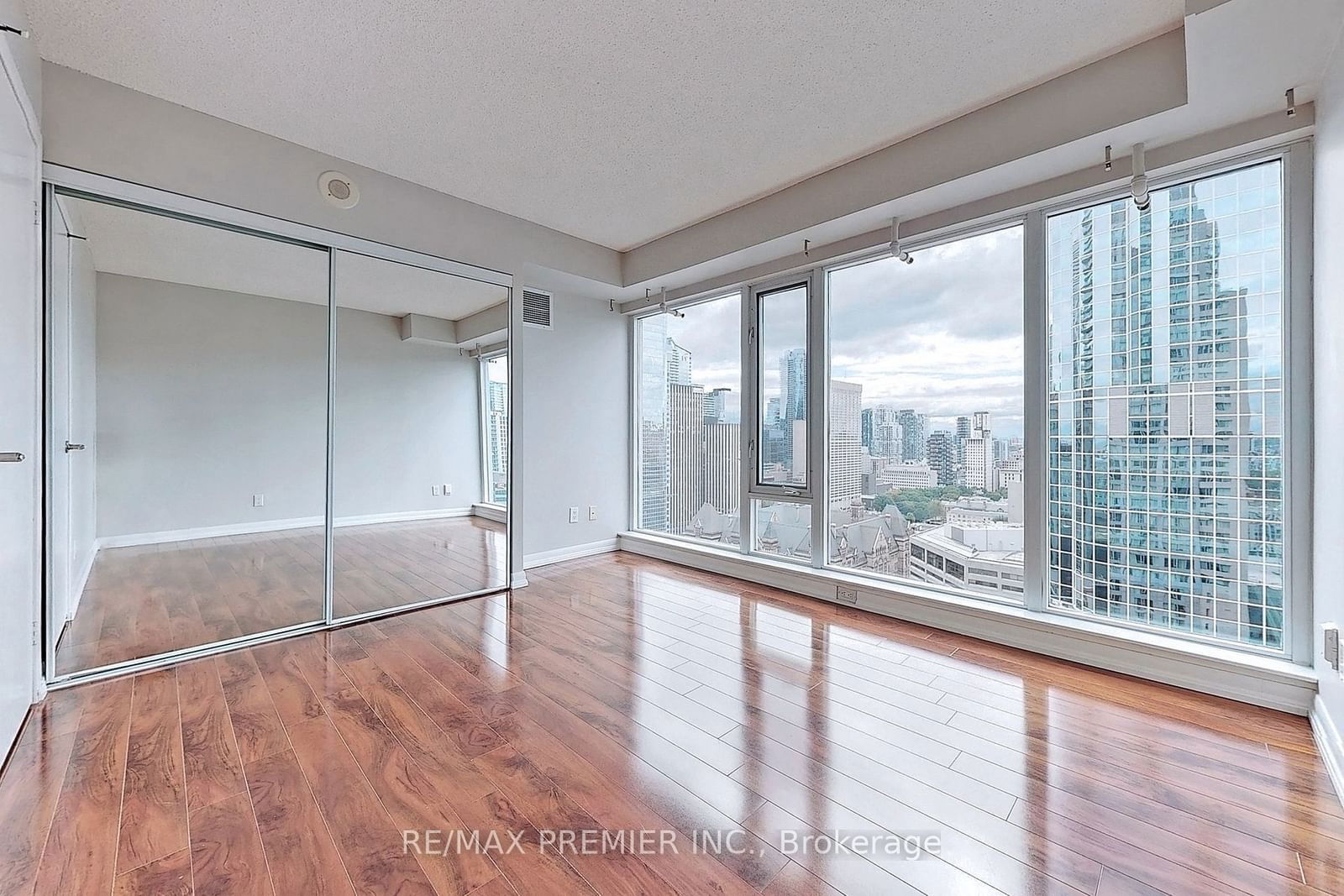 210 Victoria St, unit 2811 for rent