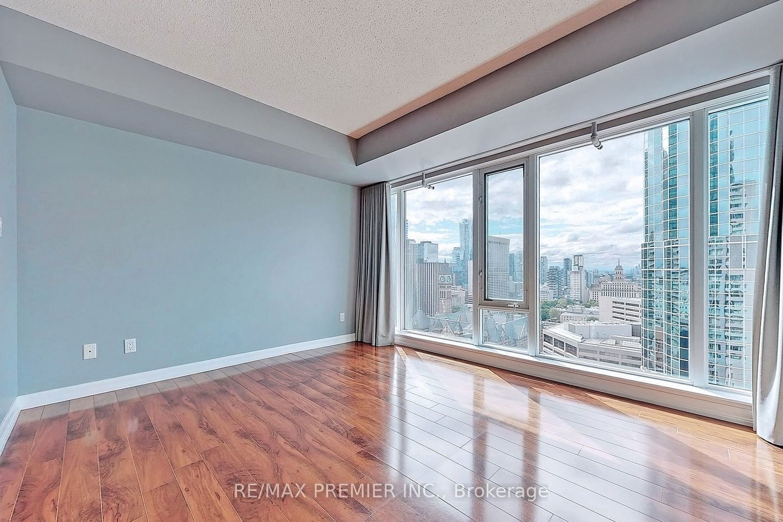 210 Victoria St, unit 2811 for rent