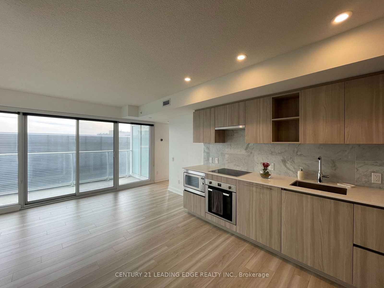 17 BATHURST St, unit 1502 for rent