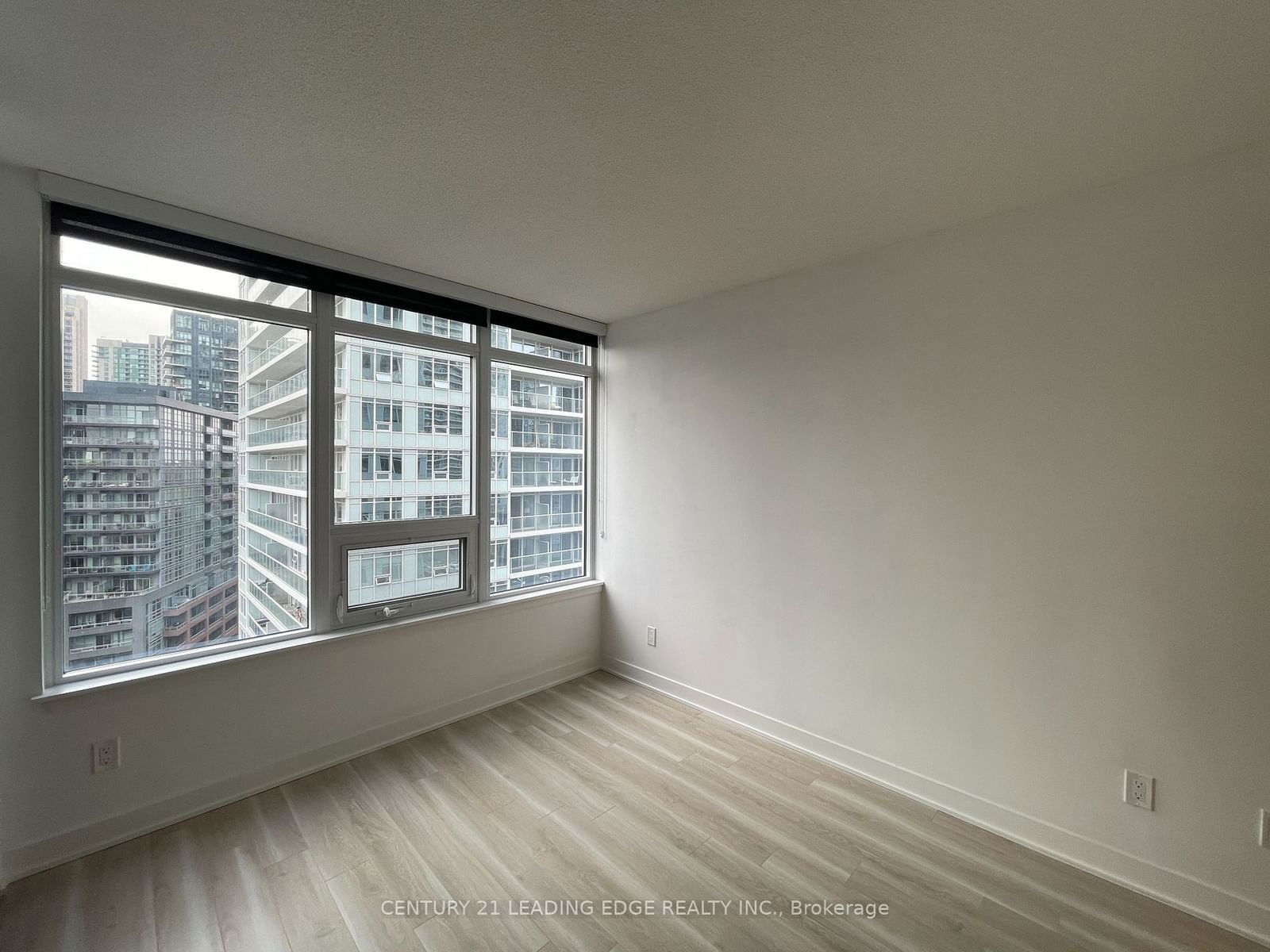 17 BATHURST St, unit 1502 for rent