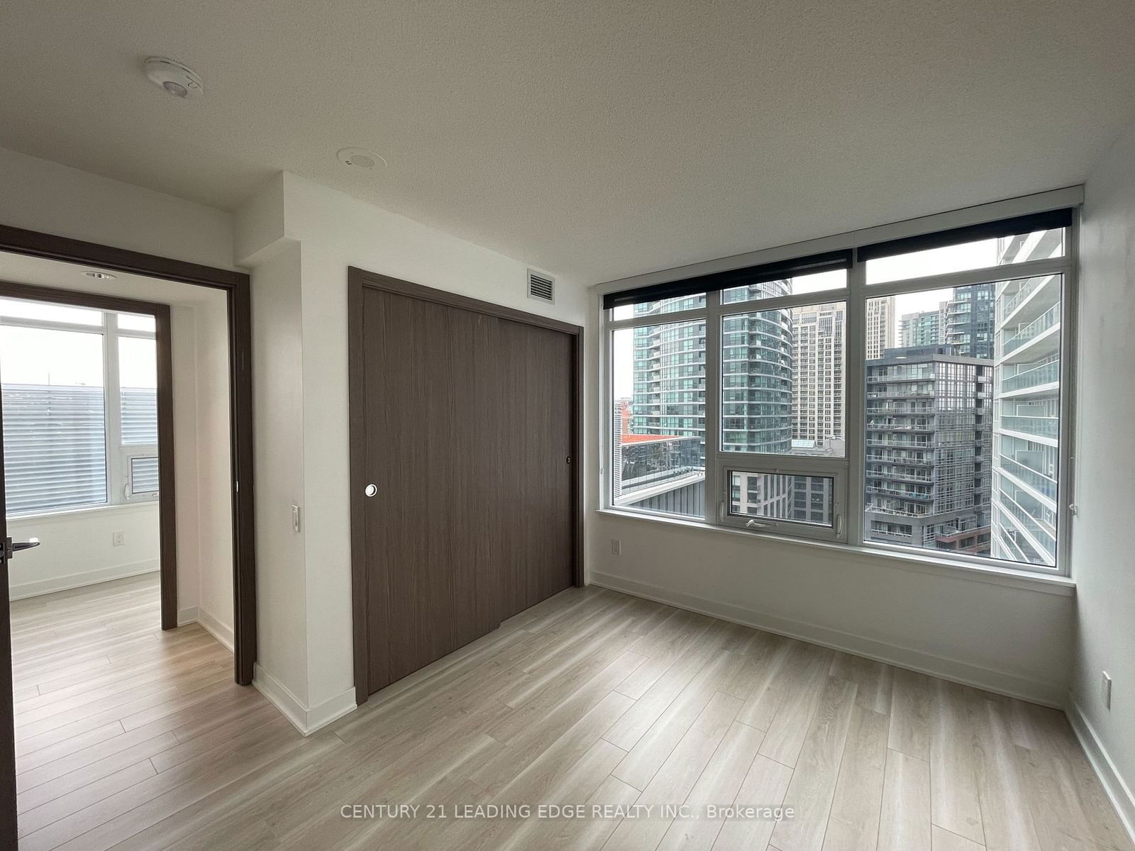 17 BATHURST St, unit 1502 for rent