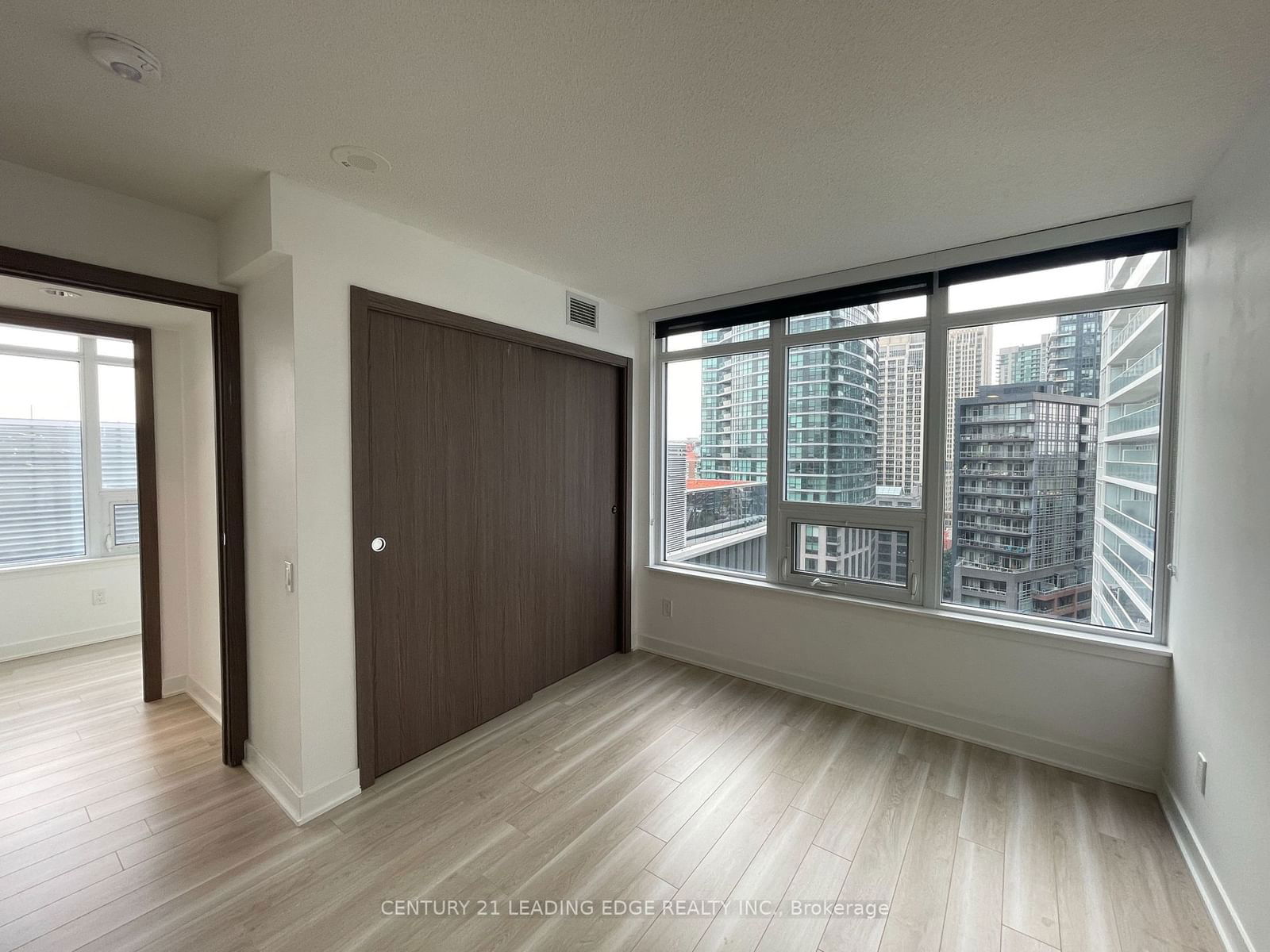 17 BATHURST St, unit 1502 for rent