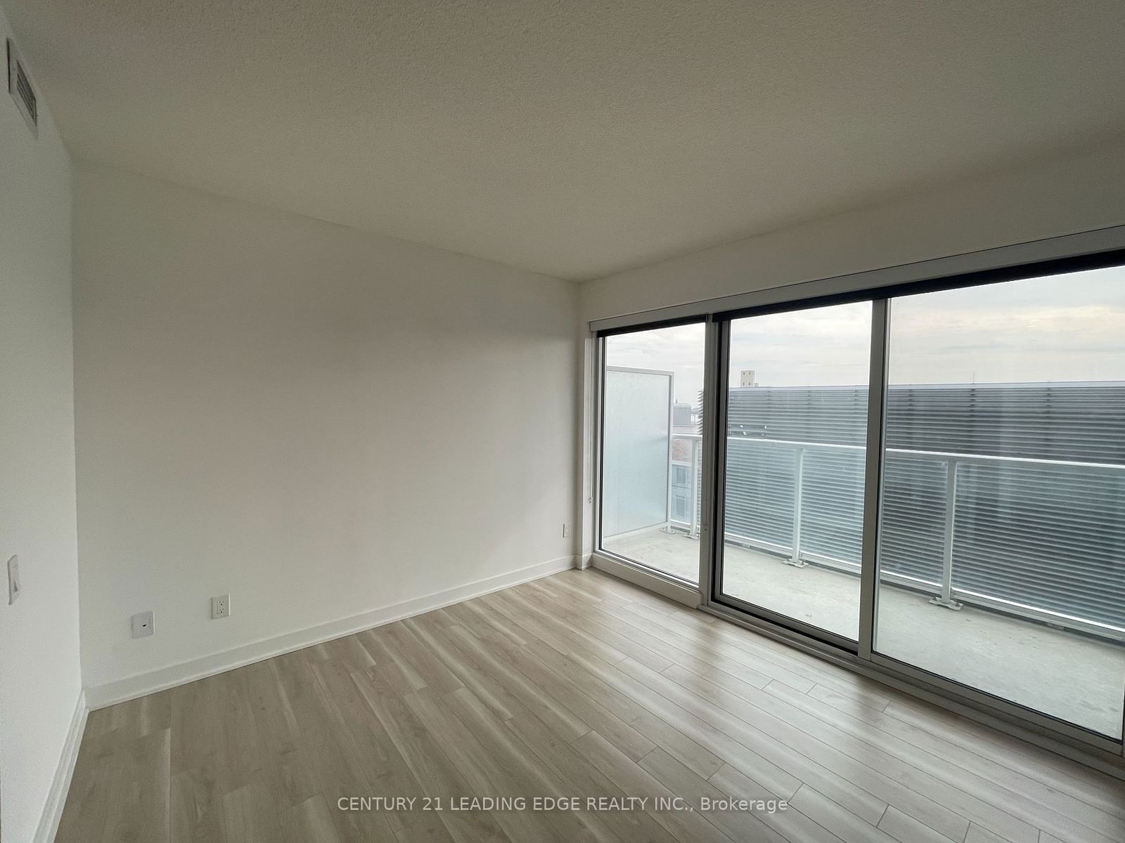 17 BATHURST St, unit 1502 for rent