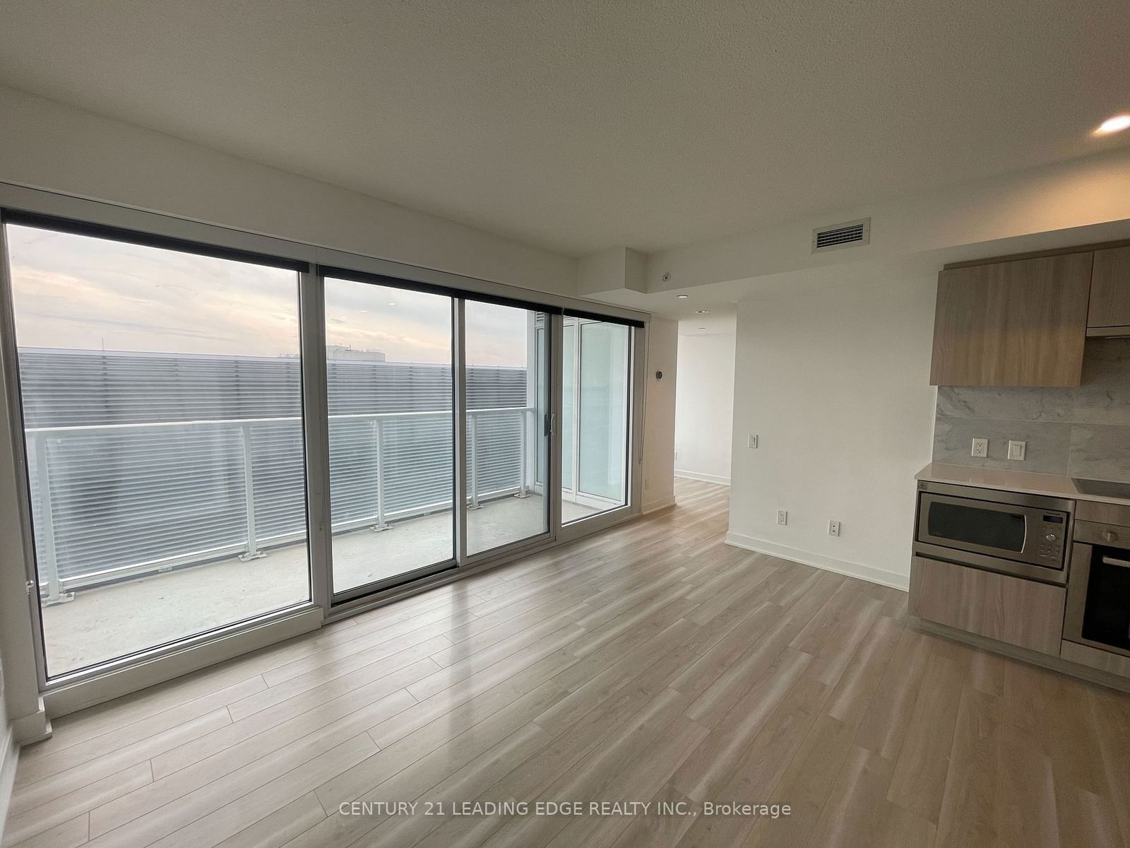 17 BATHURST St, unit 1502 for rent