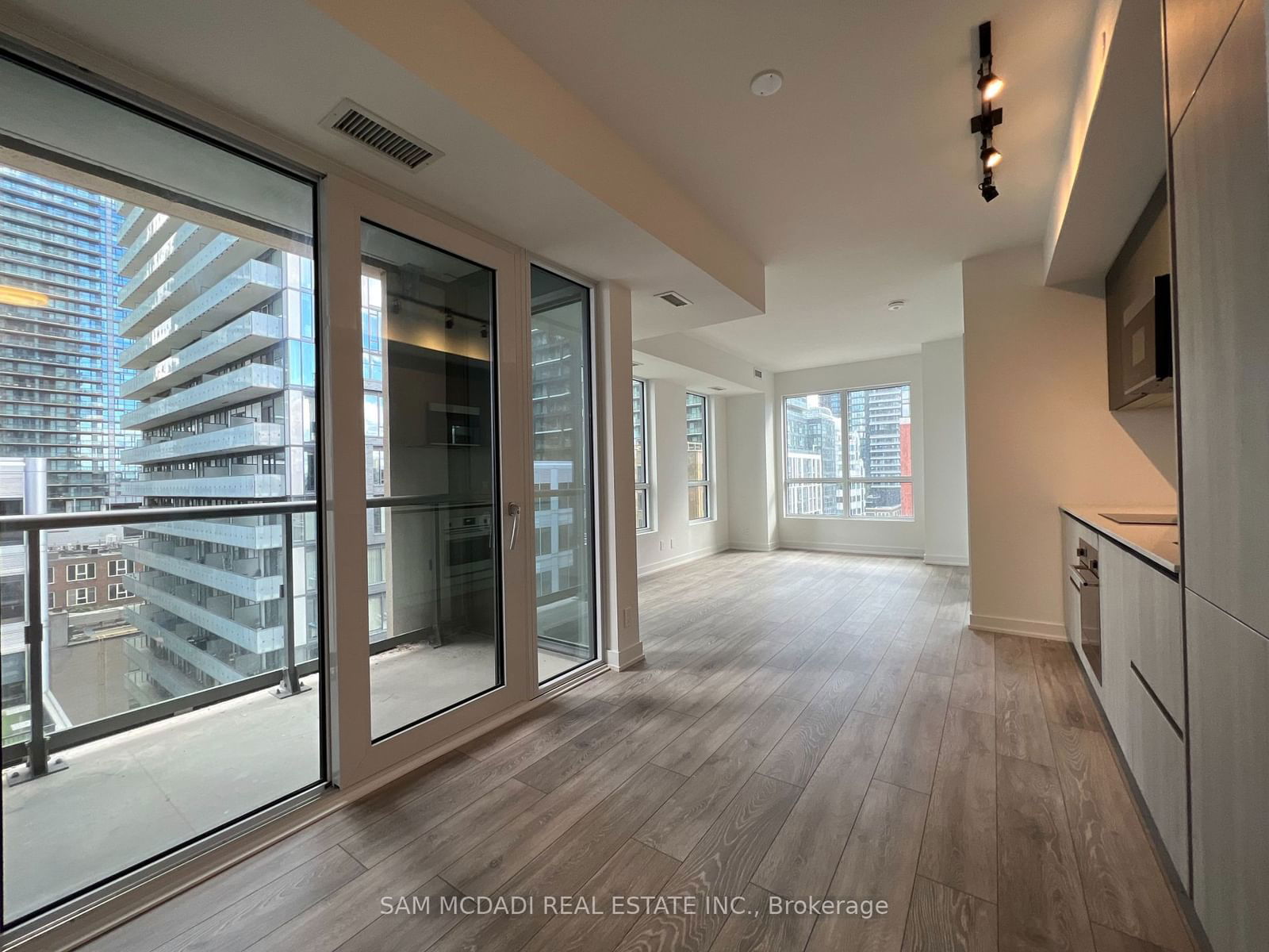 108 Peter St, unit 1202 for rent