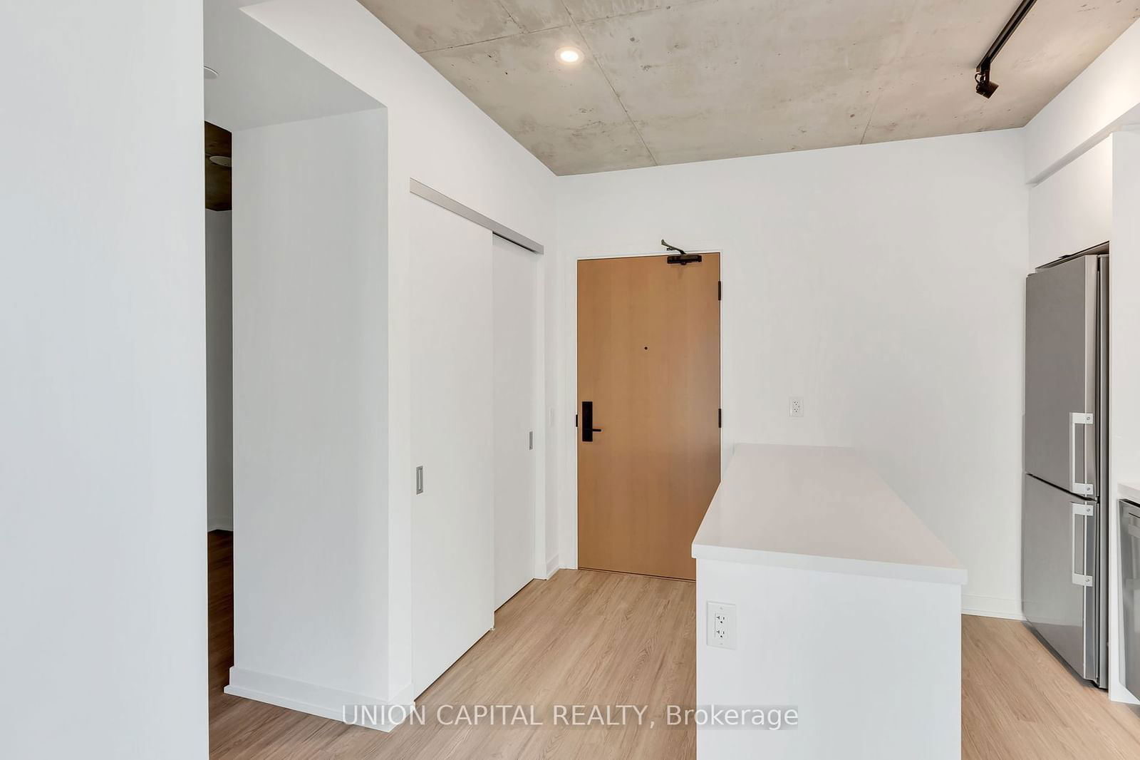 195 McCaul St, unit 903 for rent