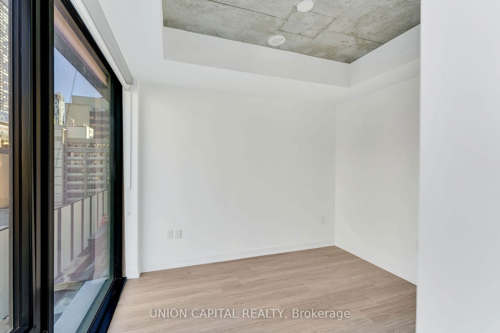 195 McCaul St, unit 903 for rent