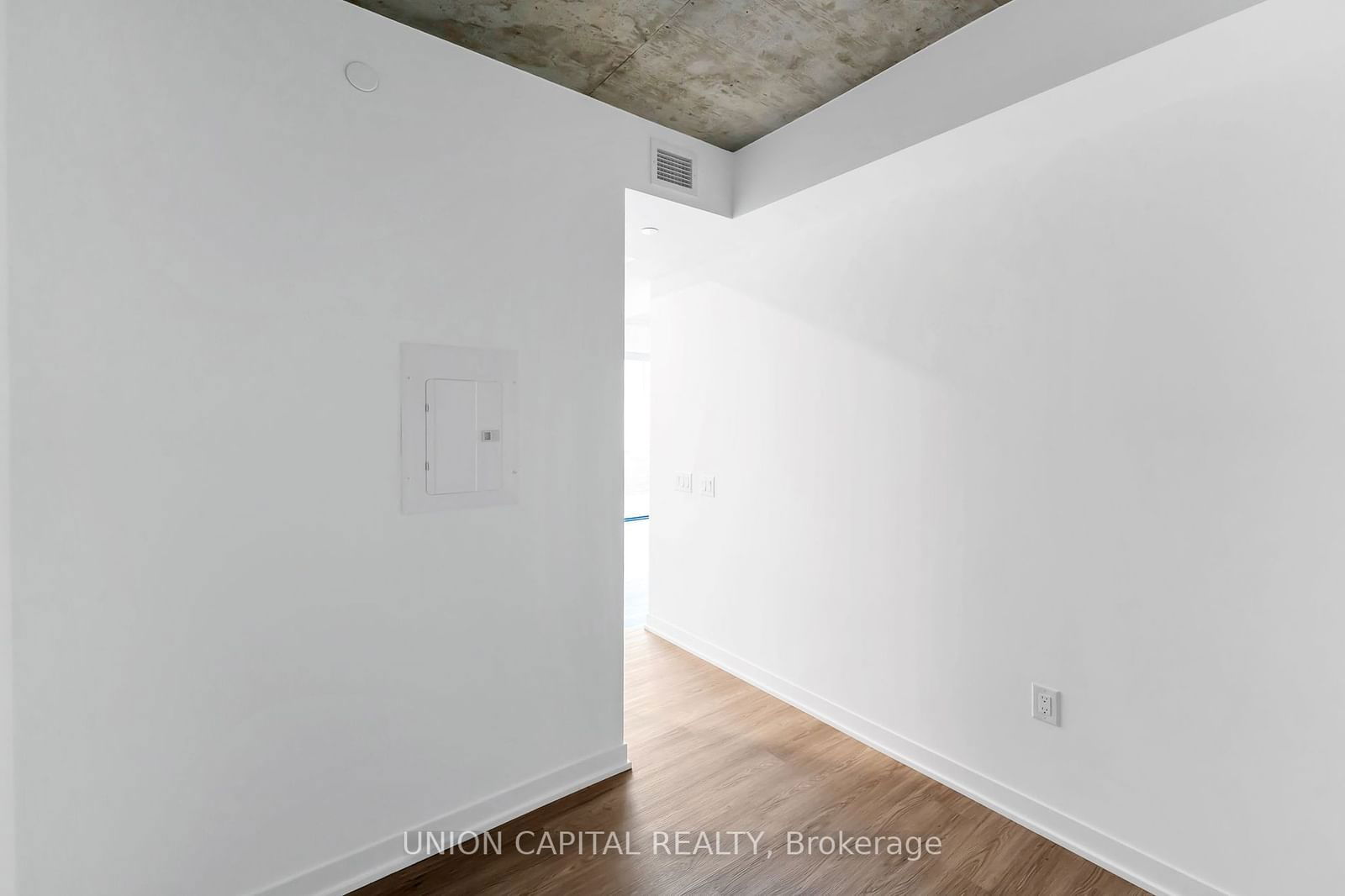 195 McCaul St, unit 903 for rent