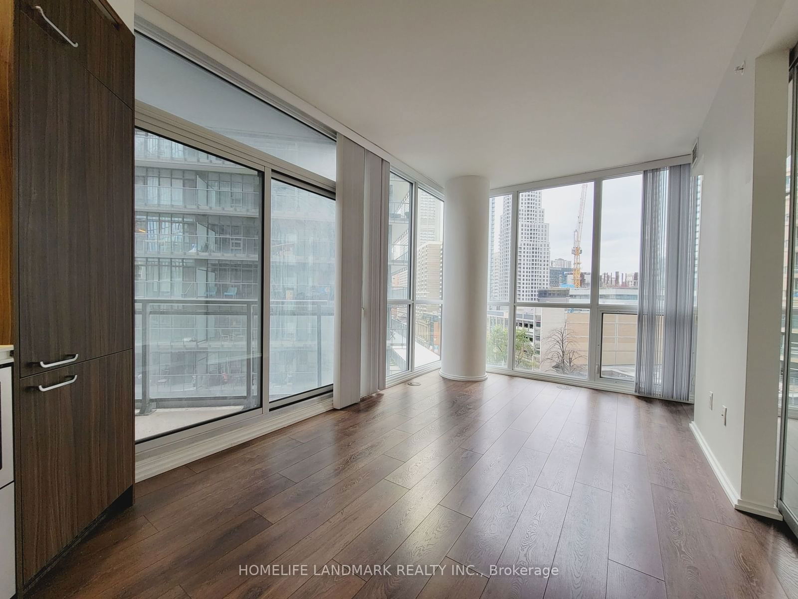 45 Charles St E, unit 906 for rent