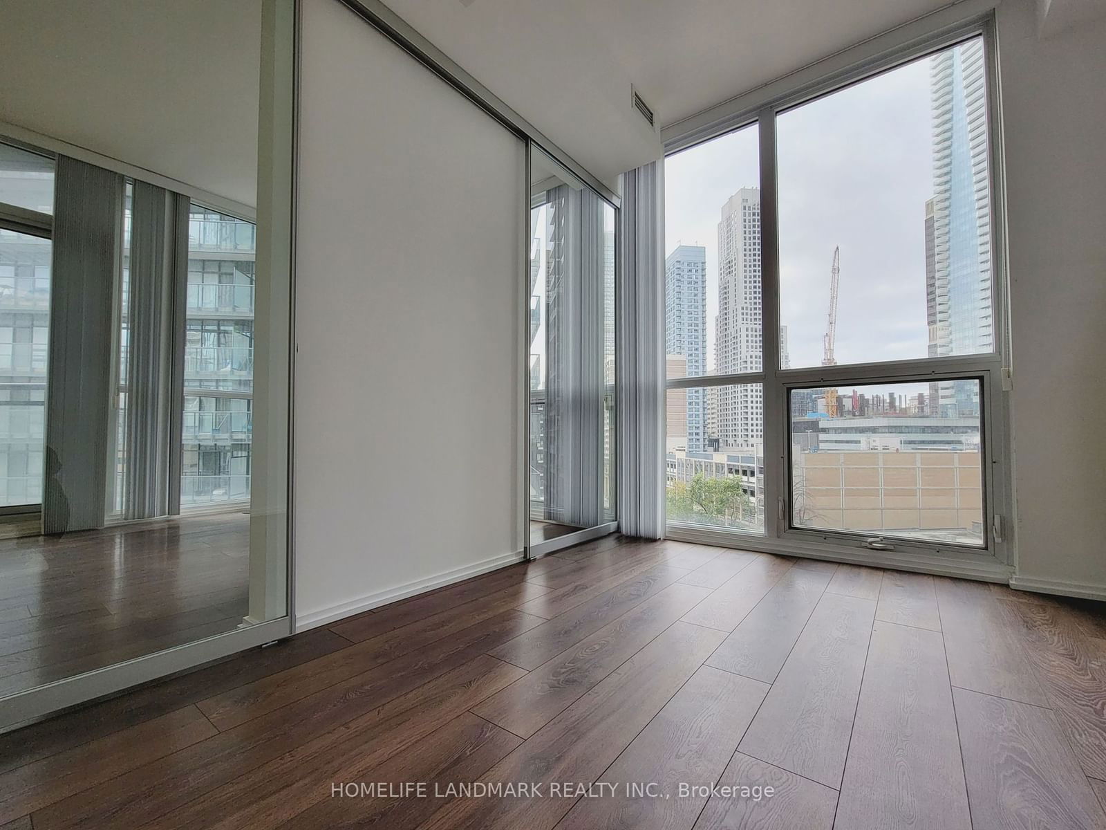 45 Charles St E, unit 906 for rent