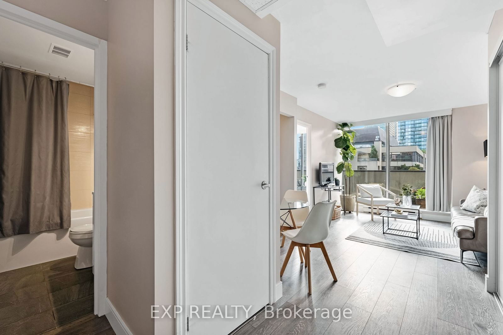 914 Yonge St, unit 1106 for sale