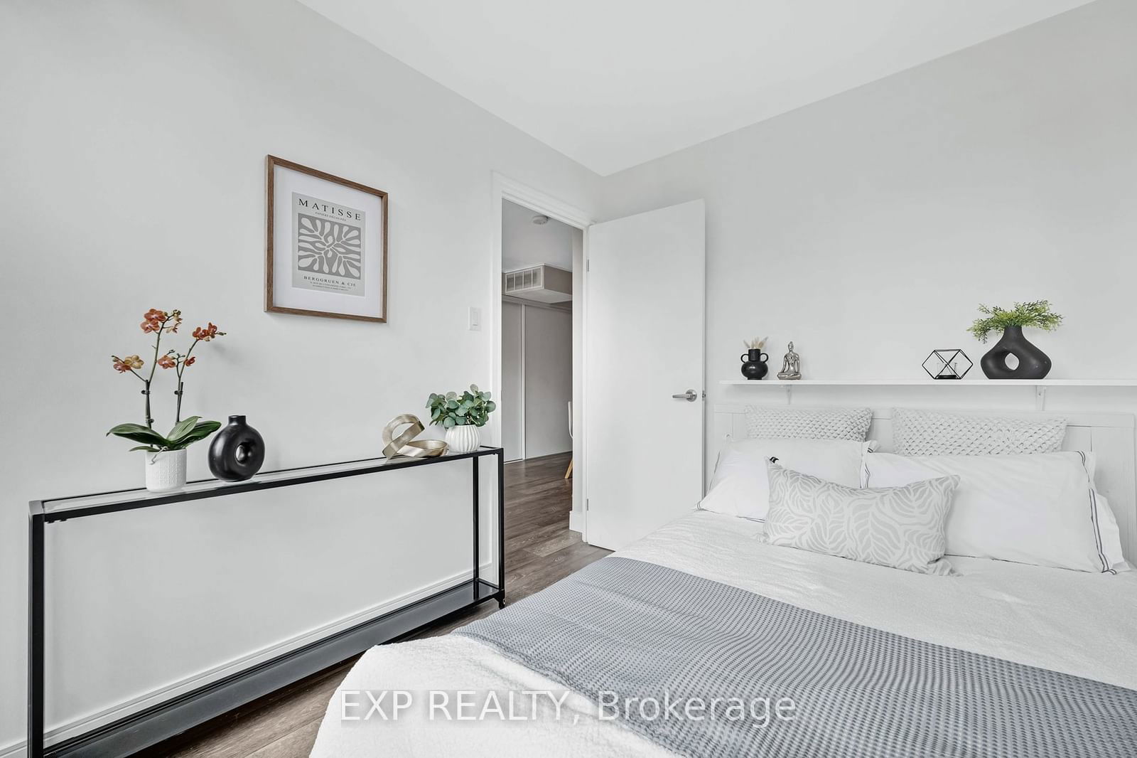 914 Yonge St, unit 1106 for sale