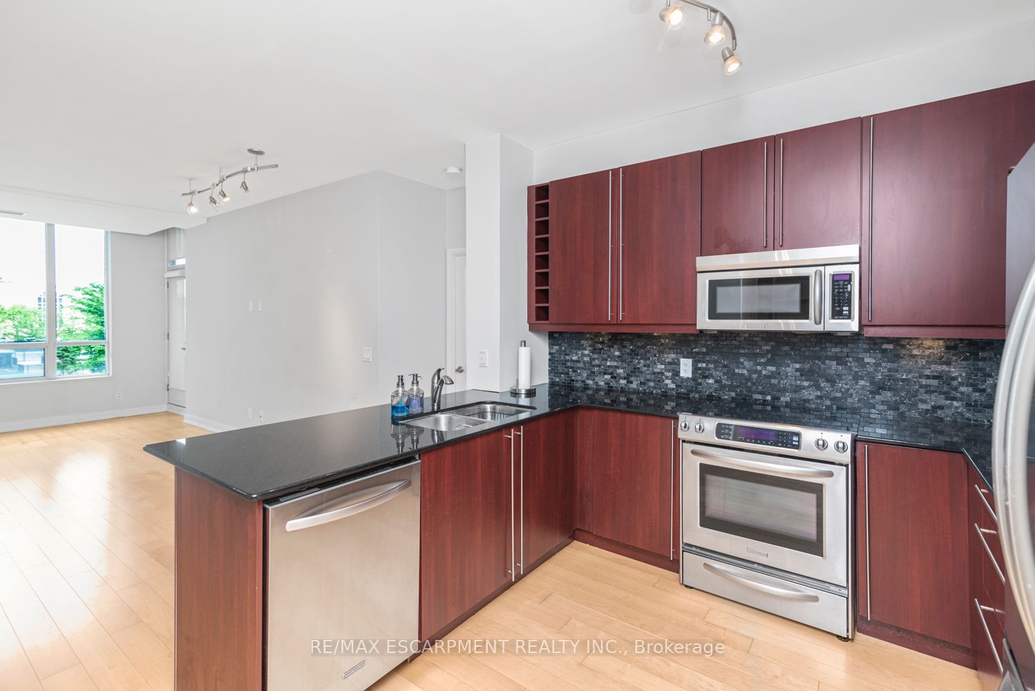 88 Broadway Ave, unit 304 for rent