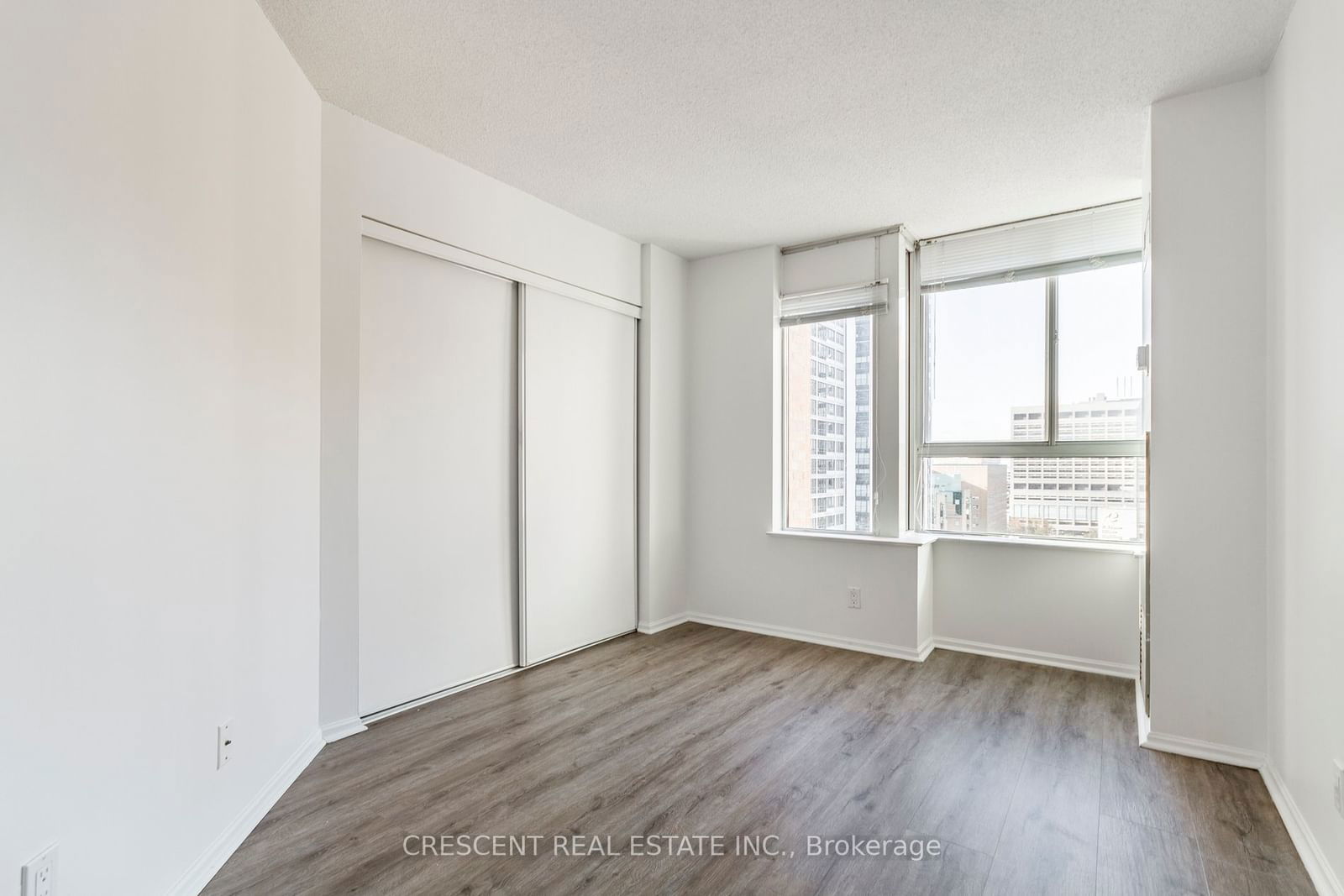 711 Bay St, unit 1615 for rent