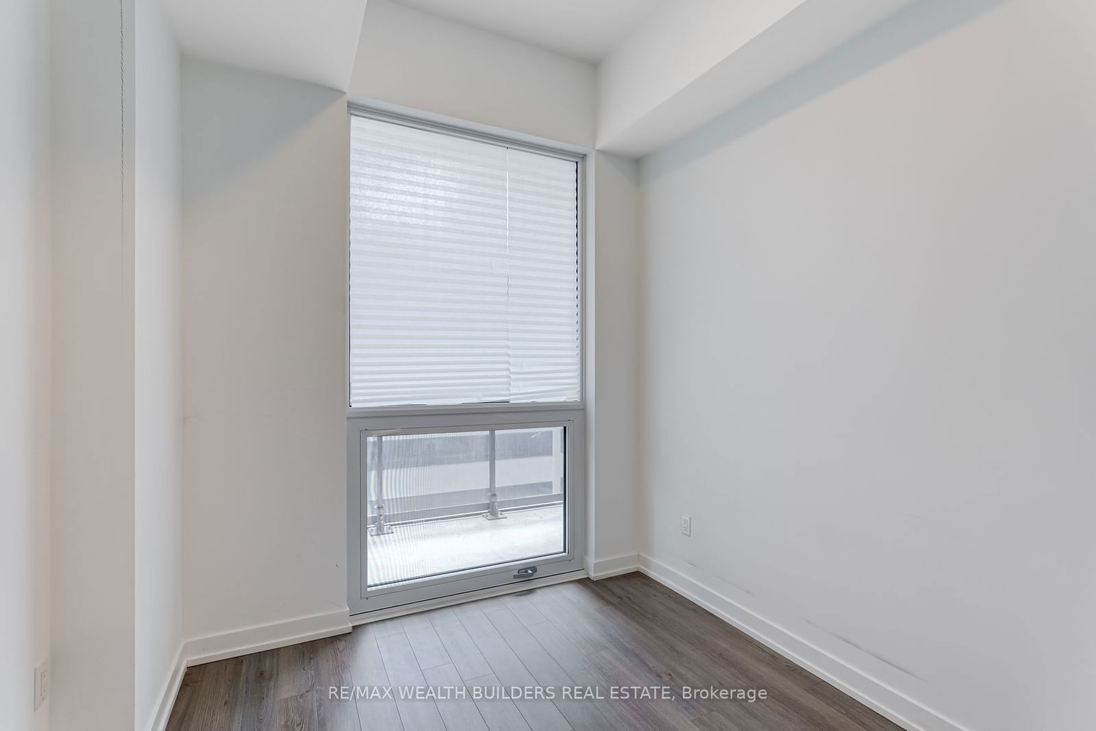 39 Roehampton Ave, unit 405 for rent