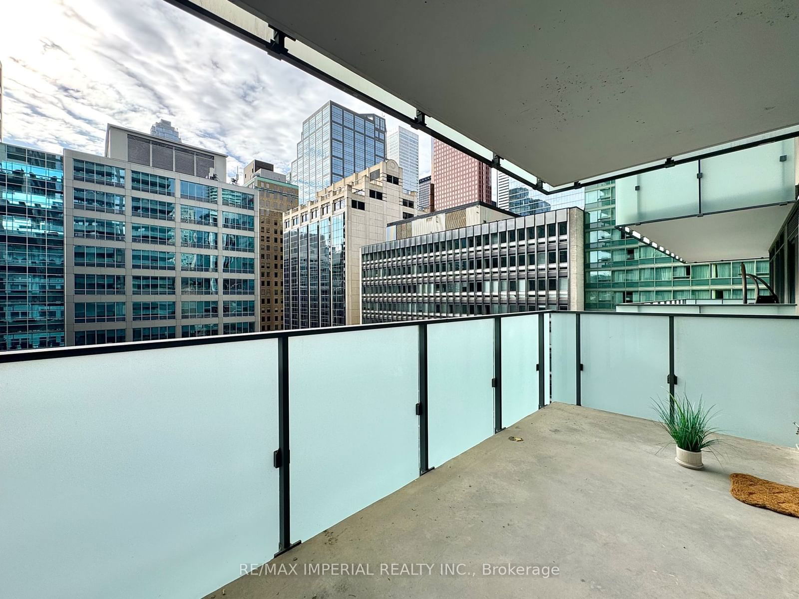 25 Richmond St E, unit 709 for rent