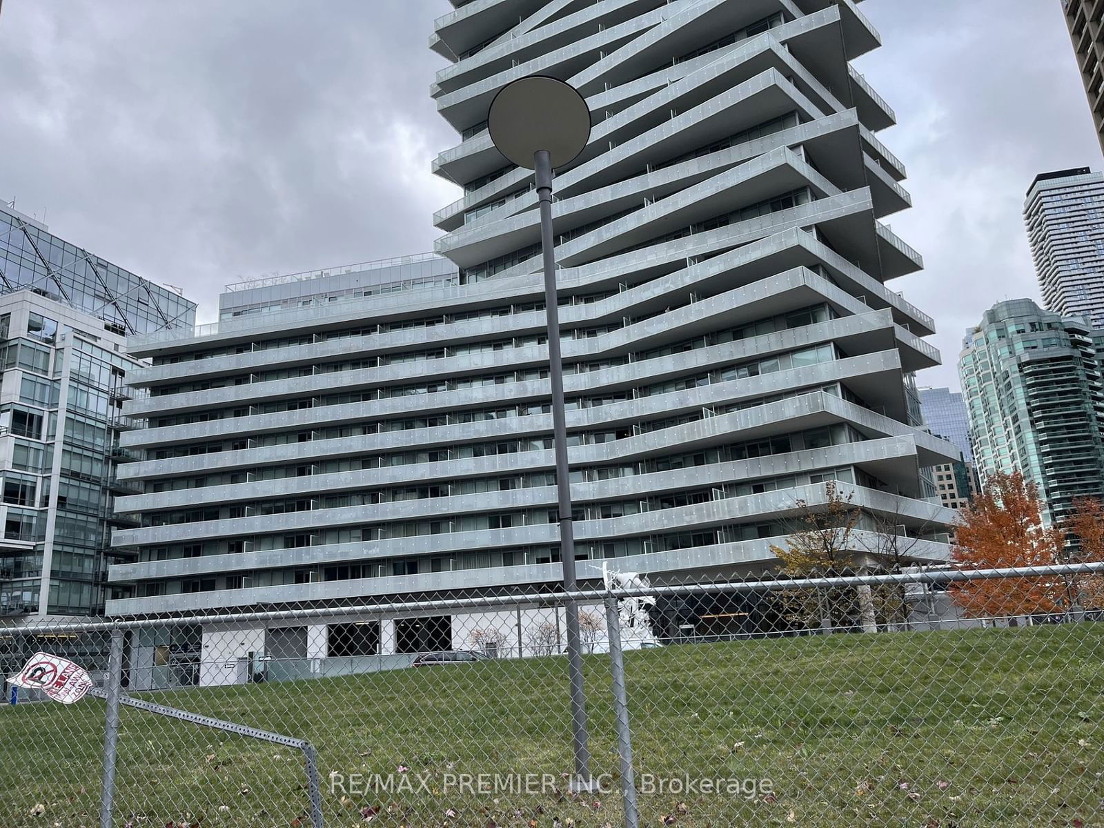 29 Queens Quay E, unit 421 for rent