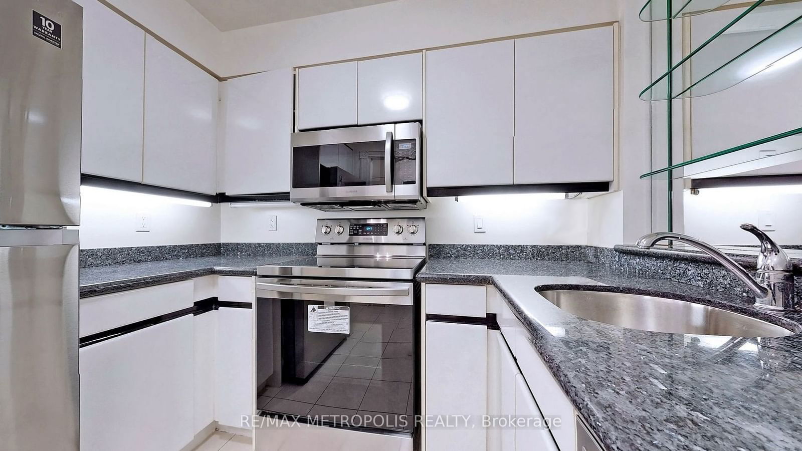 7 Carlton St, unit 407 for rent