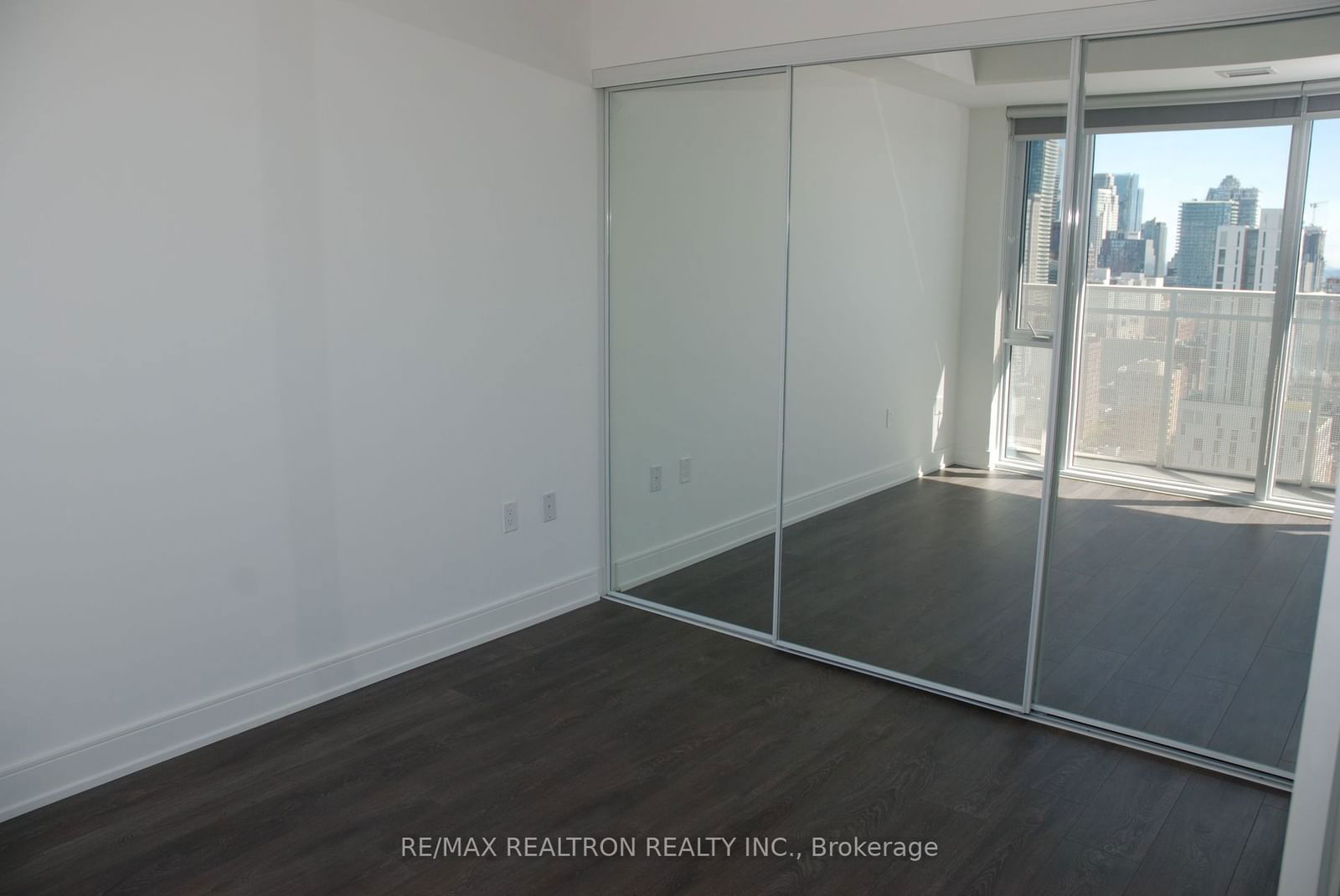 89 Mcgill St, unit 2810 for rent