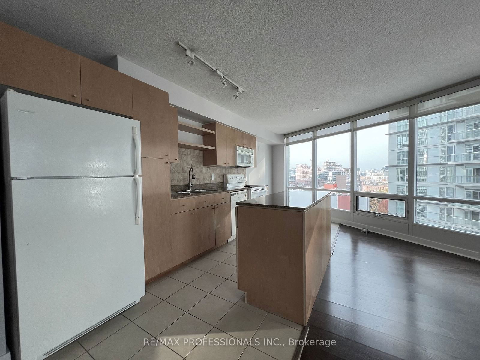 373 Front St W, unit 1610 for rent