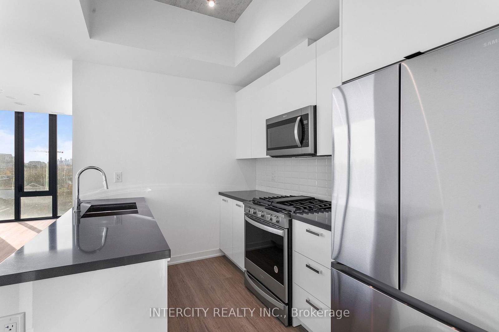 195 McCaul St, unit 718 for rent