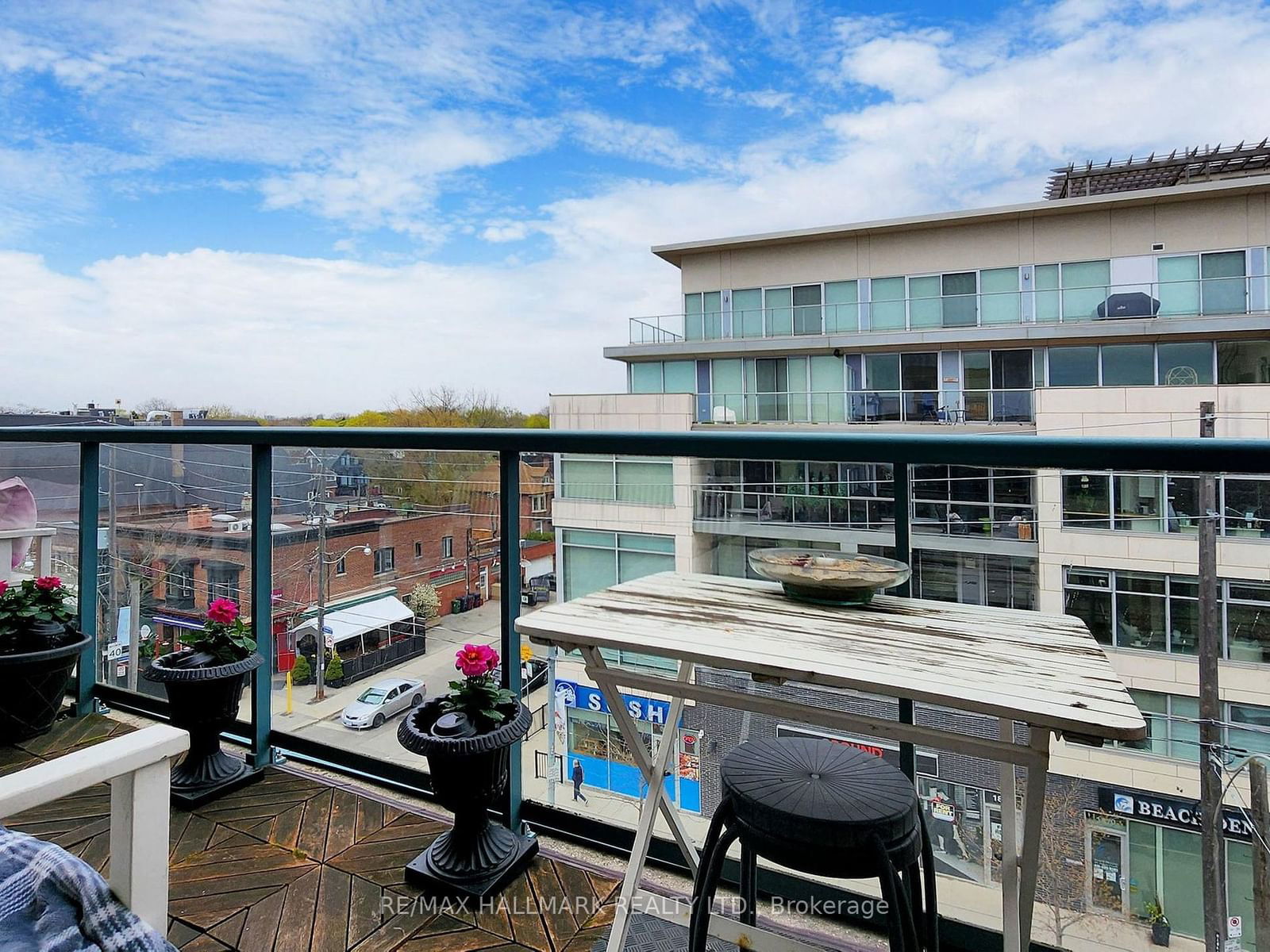 1863 Queen St E, unit 506 for sale