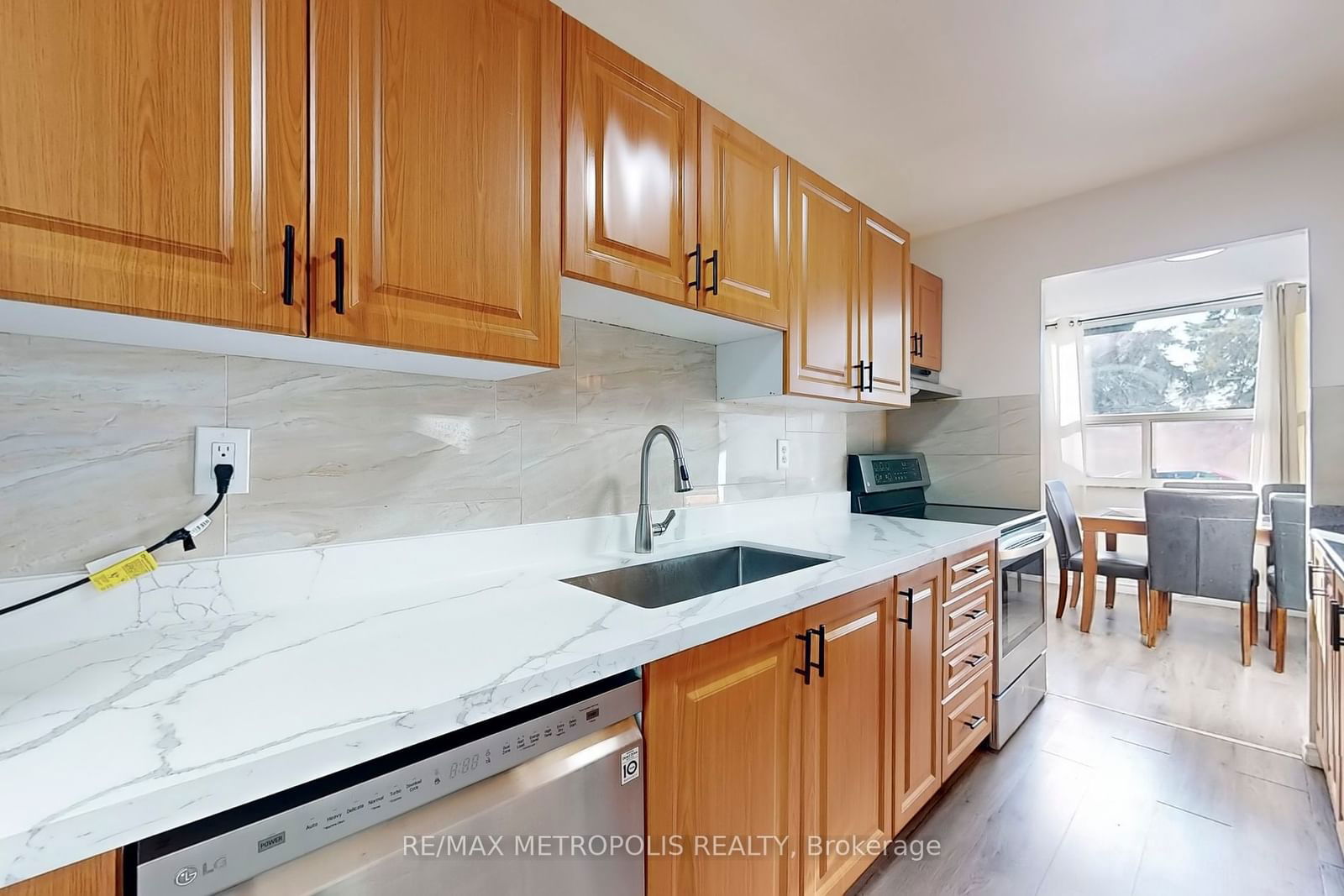 4060 Lawrence Ave E, unit 106 for sale