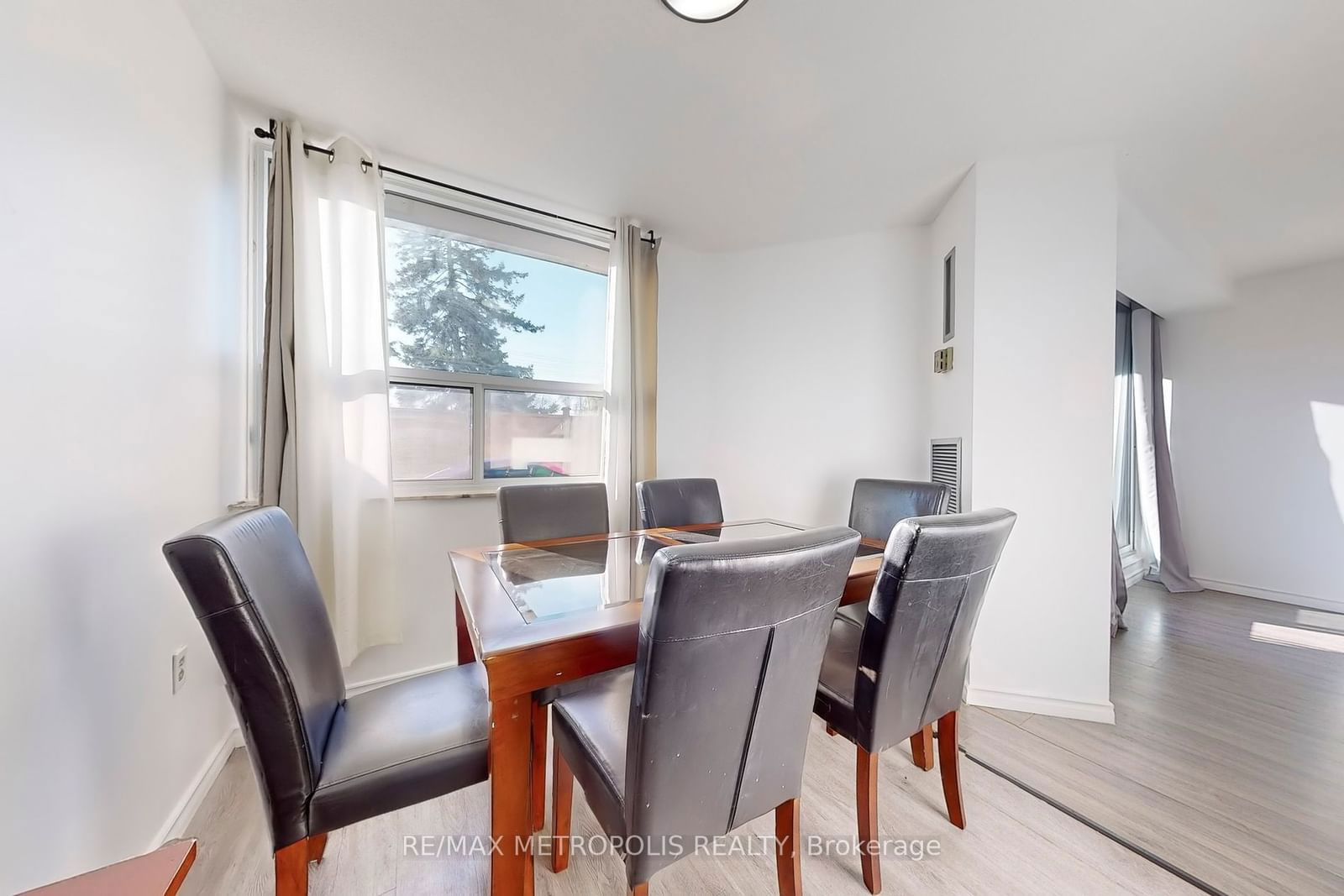 4060 Lawrence Ave E, unit 106 for sale