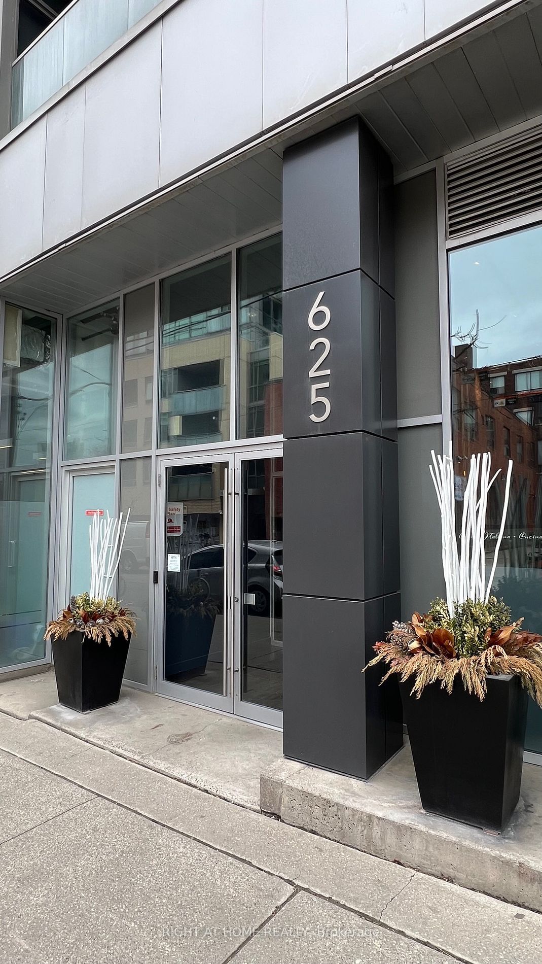 625 Queen St E, unit 607 for sale