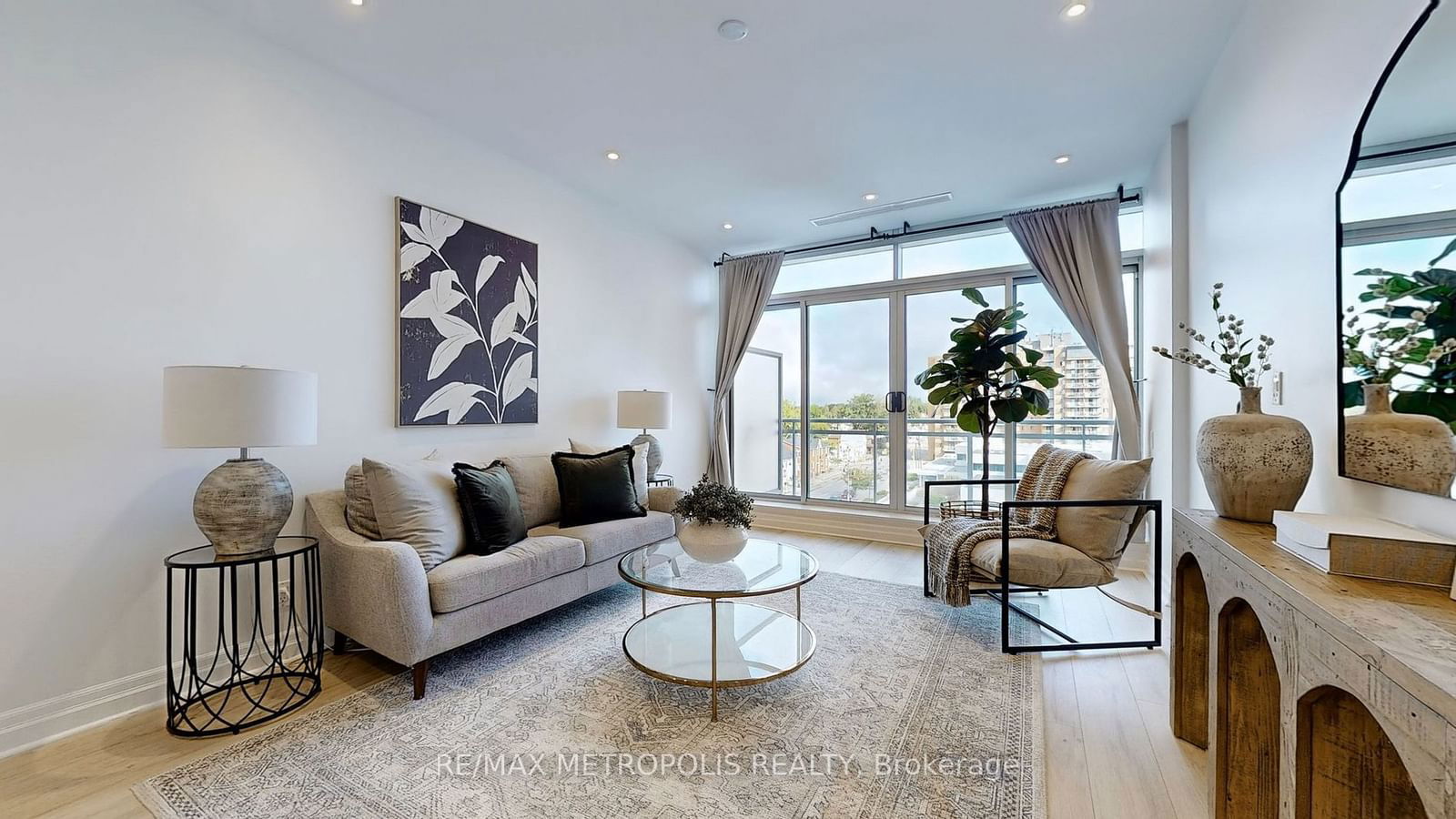 44 Bond St W, unit 619 for rent