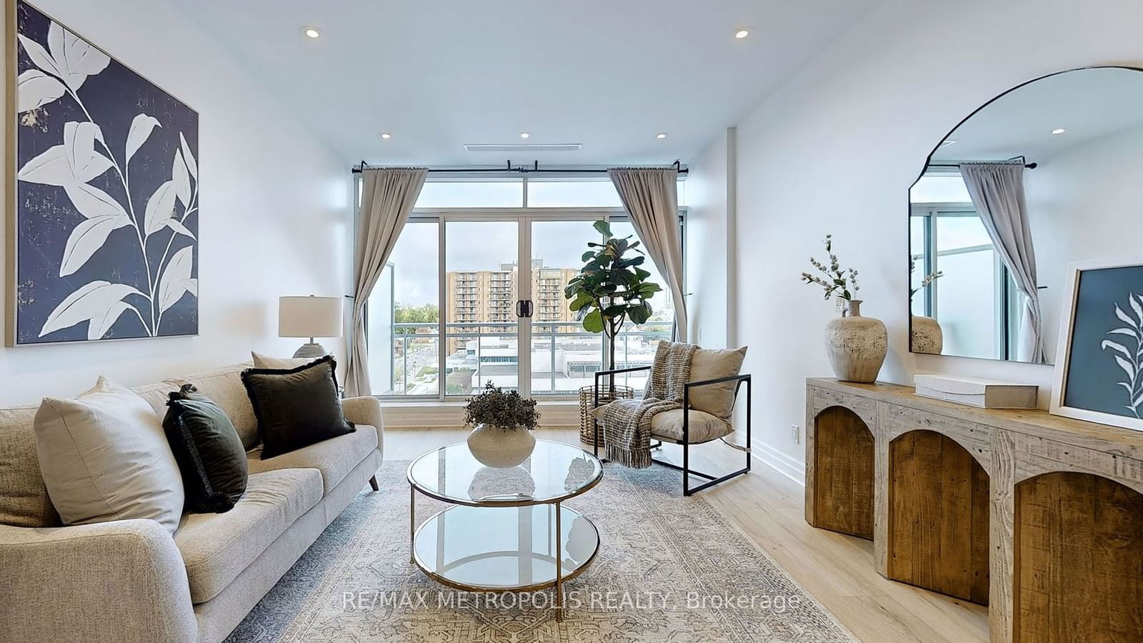 44 Bond St W, unit 619 for rent