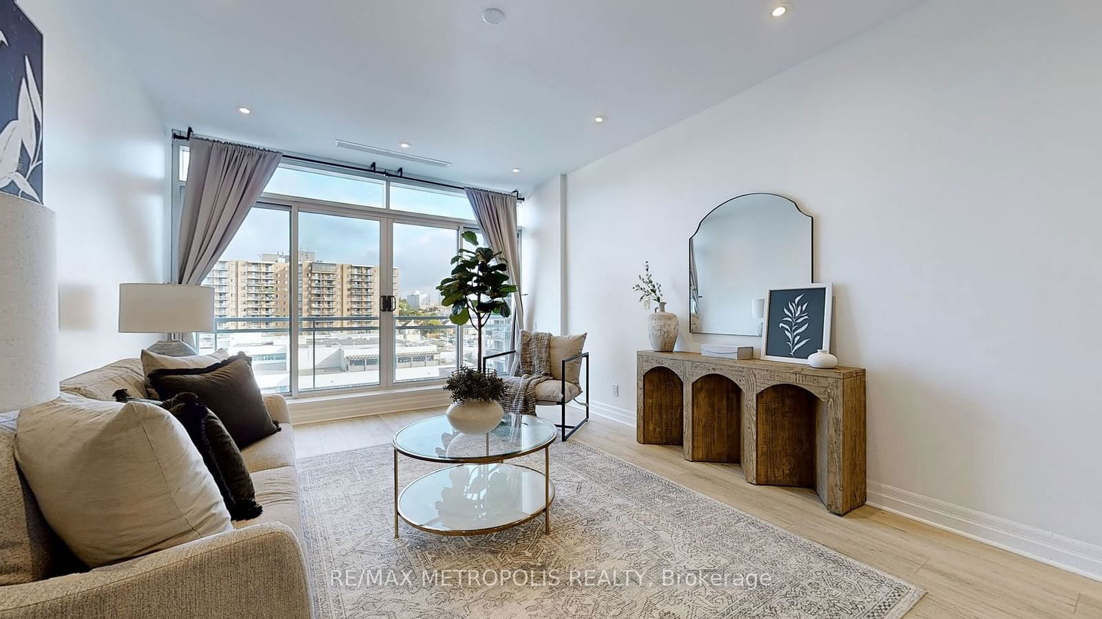 44 Bond St W, unit 619 for rent