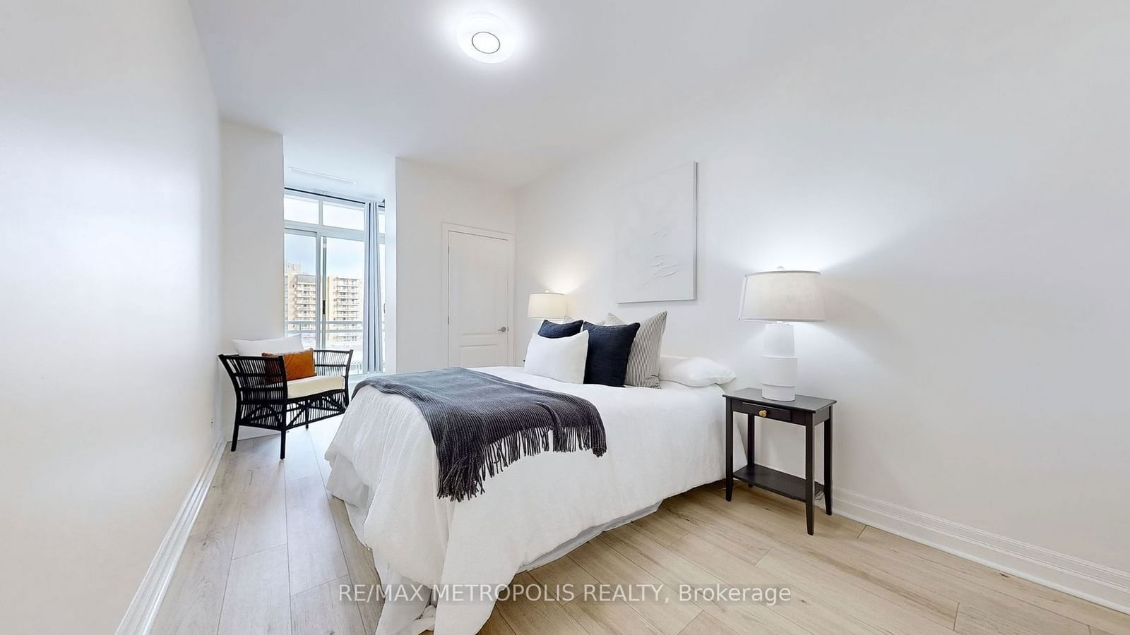 44 Bond St W, unit 619 for rent