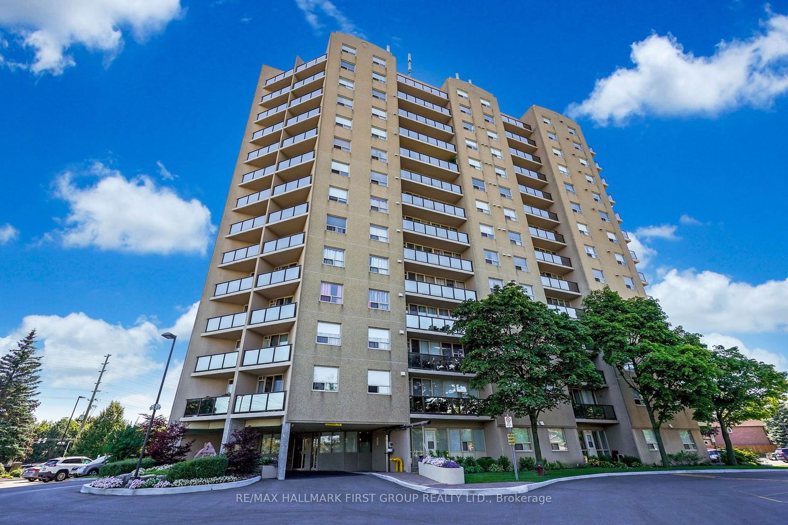 2 Westney Rd S, unit 611 for sale