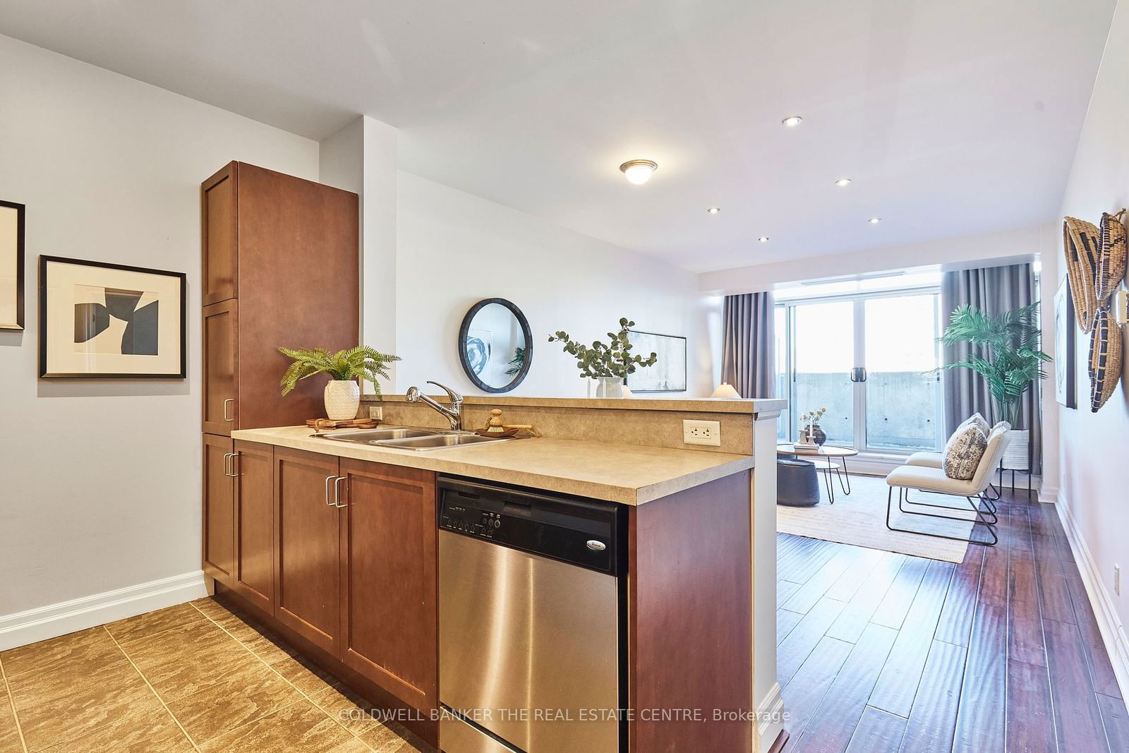 44 Bond St W, unit 318 for sale