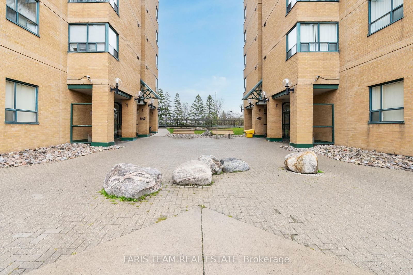 1655 Pickering Pkwy, unit 809 for sale