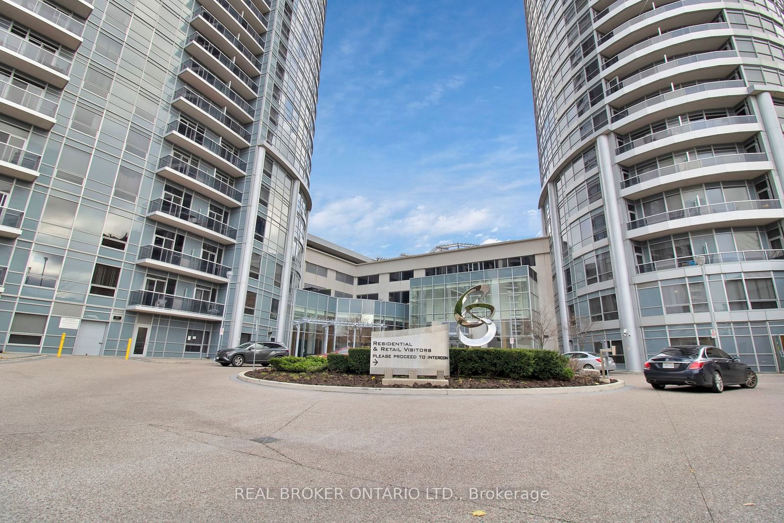 135 Village Green Sq, unit 1922 for rent