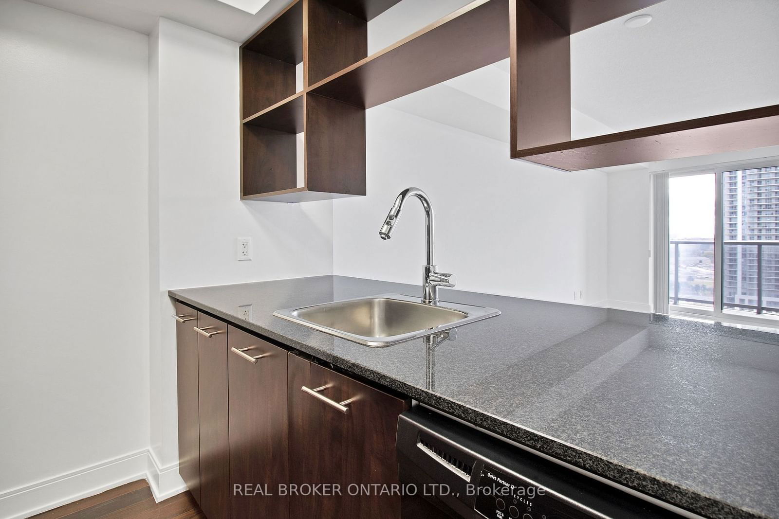 135 Village Green Sq, unit 1922 for rent