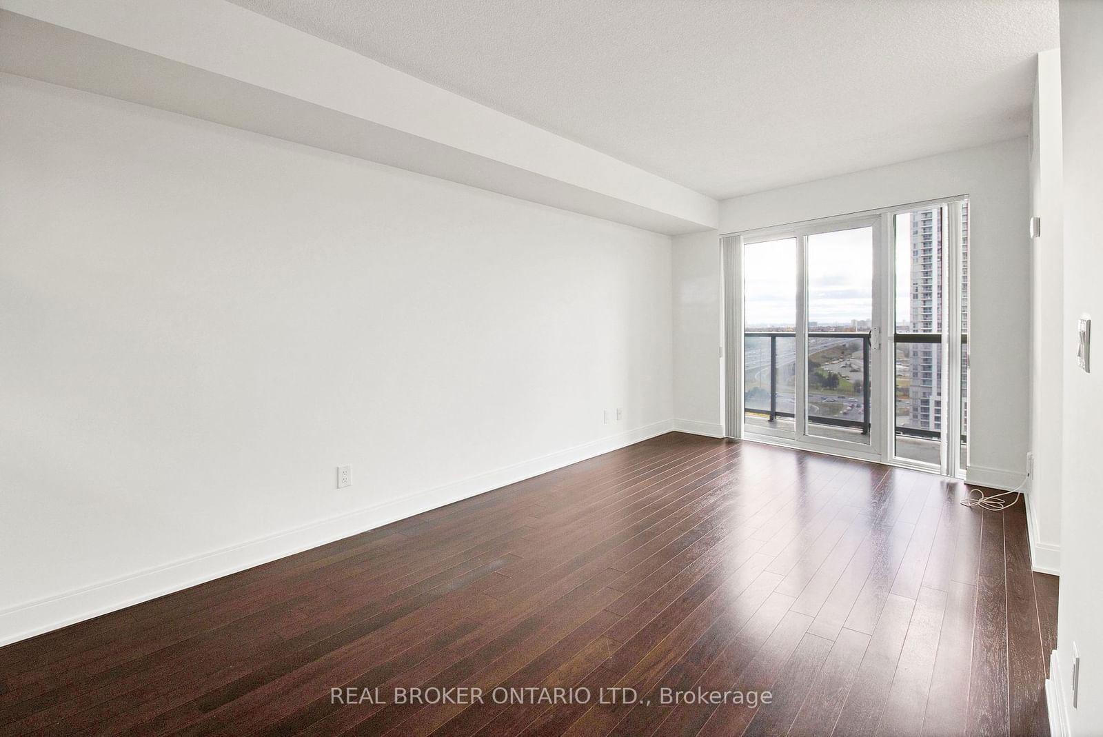 135 Village Green Sq, unit 1922 for rent