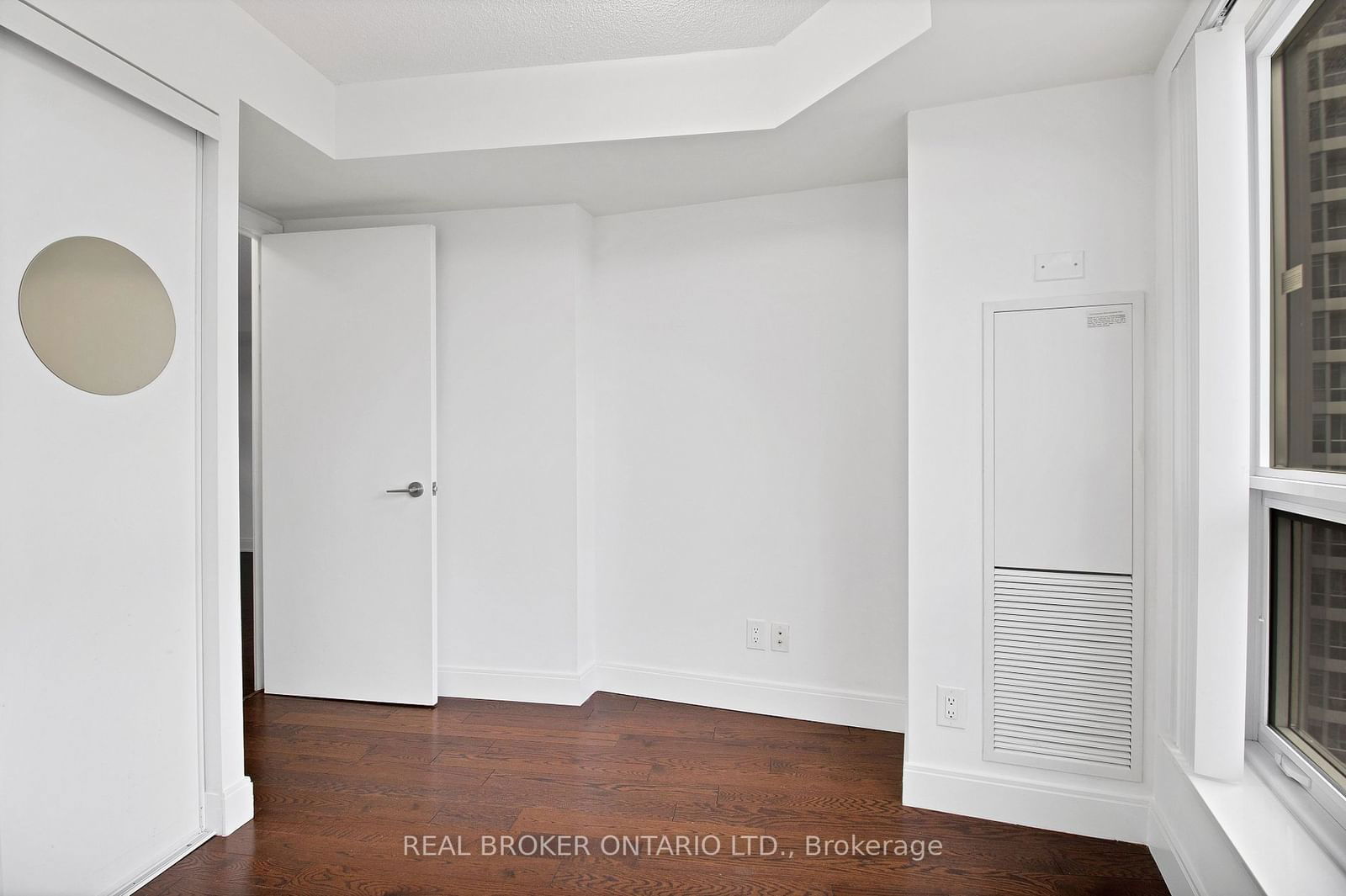 135 Village Green Sq, unit 1922 for rent